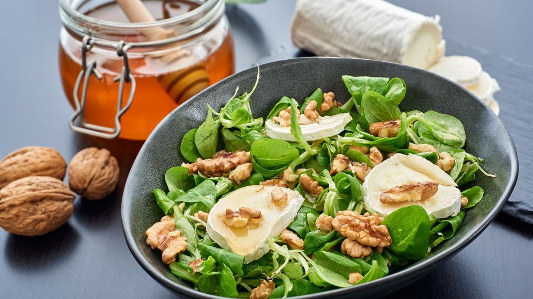 Eine perfekte Kombination: Feldsalat mit Ziegenkäse und einem Granatapfel-Dressing.