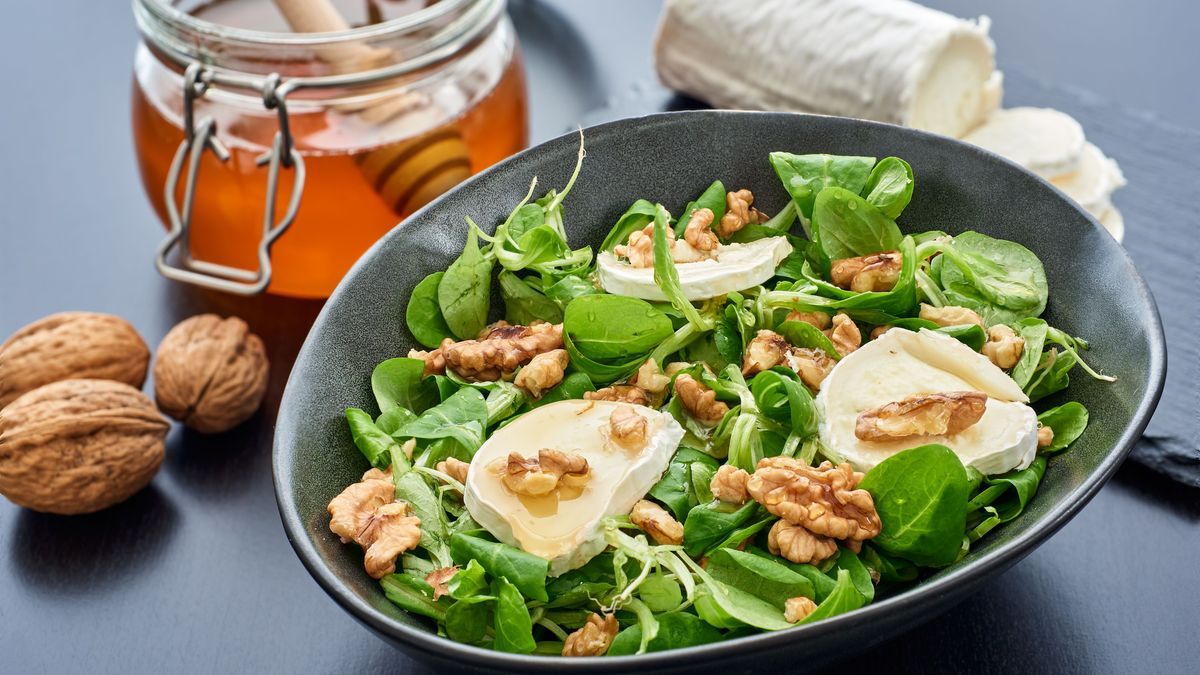 Eine perfekte Kombination: Feldsalat mit Ziegenkäse und einem leckeren Dressing.