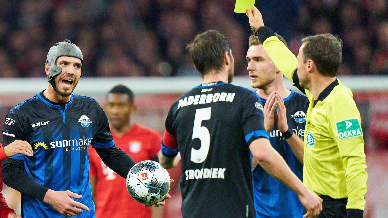 
                <strong>Klaus Gjasula</strong><br>
                Auch Klaus Gjasula konnte den Abstieg des SC Paderborn in die 2. Bundesliga nicht verhindern. Dafür gelang dem defensiven Mittelfeldspieler mit dem markanten Helm im Spiel gegen SV Werder Bremen ein Stück Bundesligageschichte. Am 31. Spieltag holt sich Gjasula bei einem Foulspiel seine 17. Gelbe Karte ab und egalisierte damit den Rekord von Tomasz Hajto für die meisten Gelben Karten in einer Saison. Neben dem schmeichelhaften Rekord erzielte der in Albanien geborene Gjasula zudem zwei Tore und bereitete zwei weitere vor. Die Saison 2019/20 wird er so schnell nicht wieder vergessen.
              