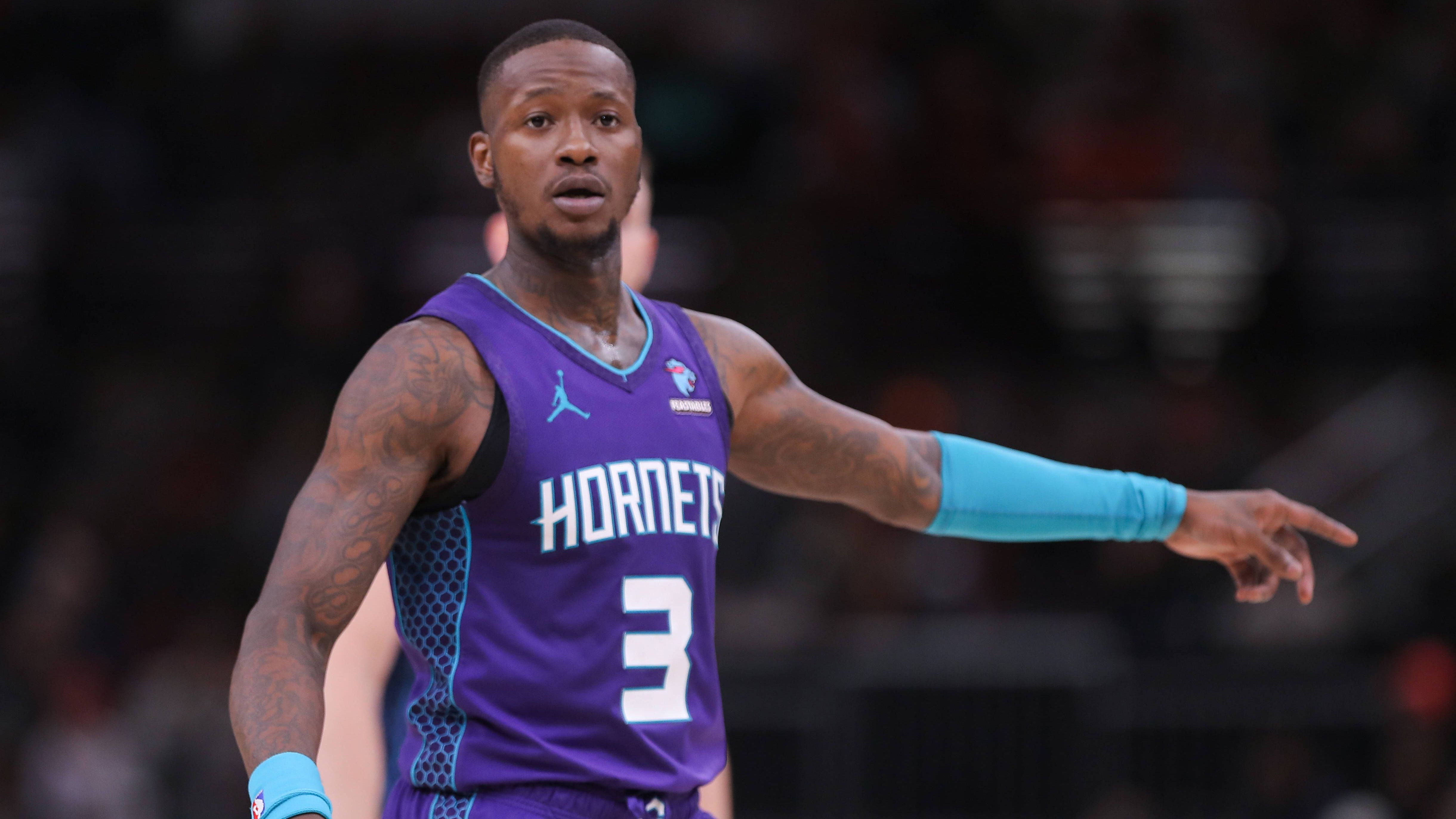 <strong>Terry Rozier (Miami Heat) &amp; Kyle Lowry (Charlotte Hornets)</strong><br>Die Charlotte Hornets haben Guard Terry Rozier zu den Miami Heat getradet, dies berichtet "ESPN". Im Gegenzug erhält Charlotte Kyle Lowry und einen Erstrundenpick im Draft 2027. Der 29-jährige Rozier verbucht in der laufenden Saison im Schnitt 23,2 Punkte, 6,6 Assists (beides Karriere-Bestwerte), 4,9 Rebounds und 1,1 Assists.