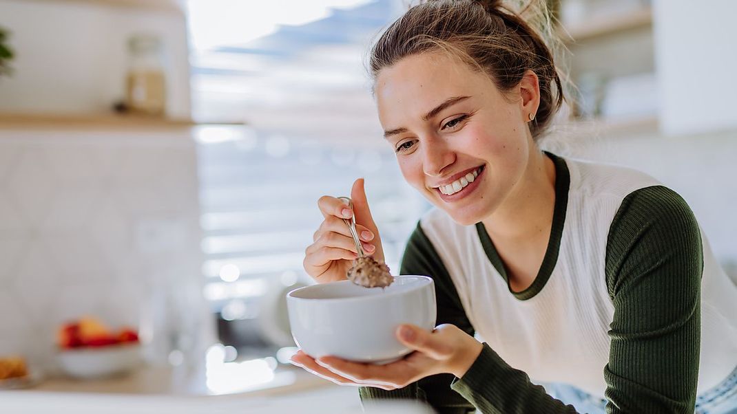 Superfood: Haferflocken – Da die kleinen Flocken lange sättigen, sind sie die perfekte Mahlzeit für einen gelungenen Start in den Tag.