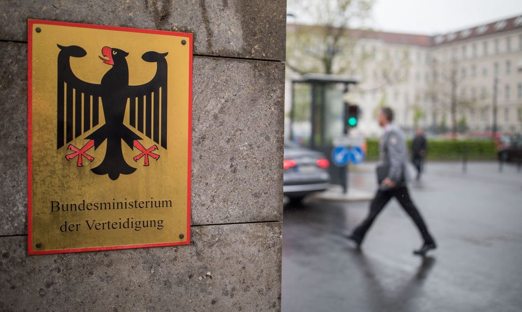 Das Bundeskabinett tagt erstmals seit 1982 wieder im abhörsicheren Raum des Verteidigungsministeriums.