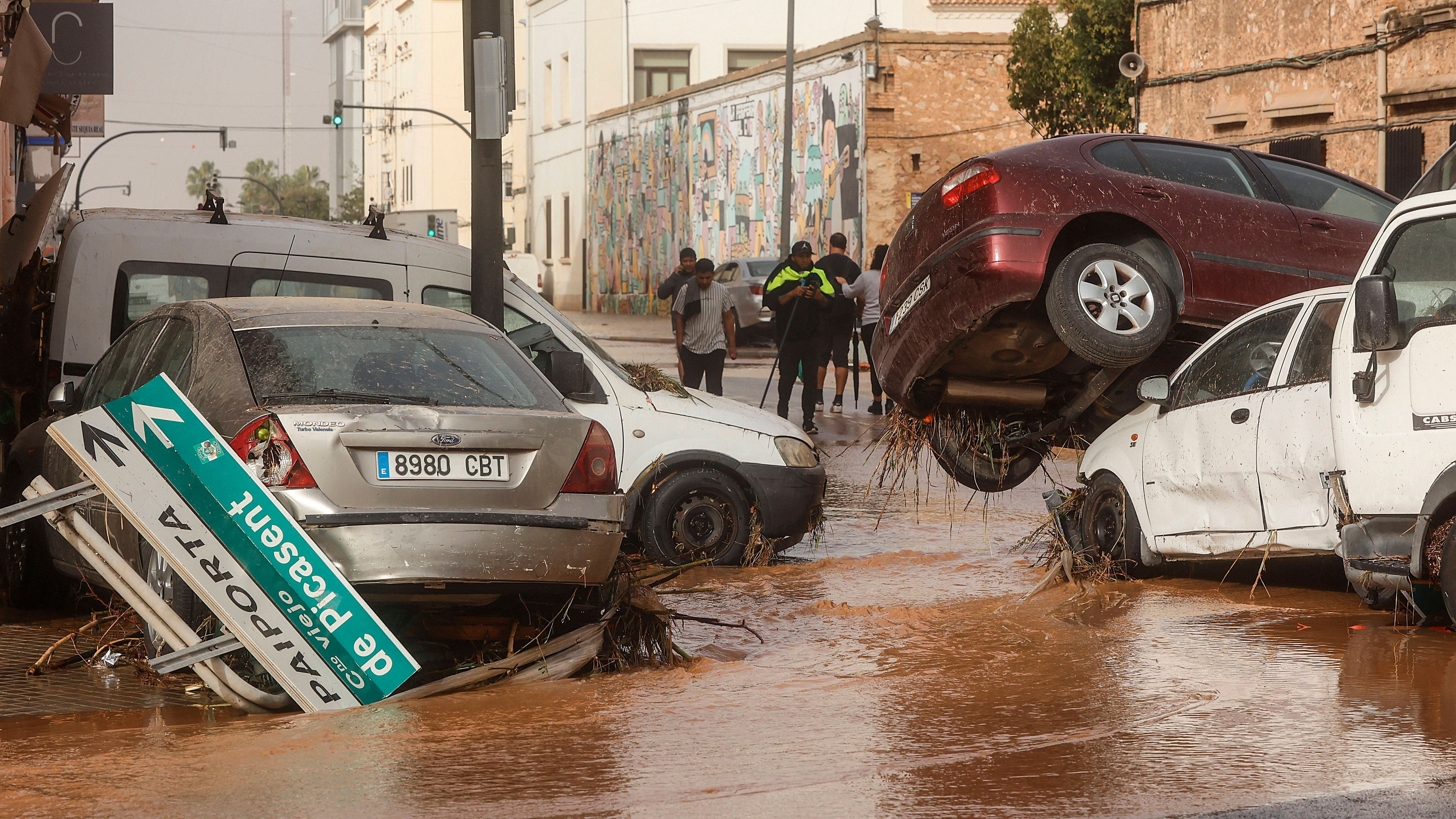 Caos nas ruas de Valência após violentas tempestades.