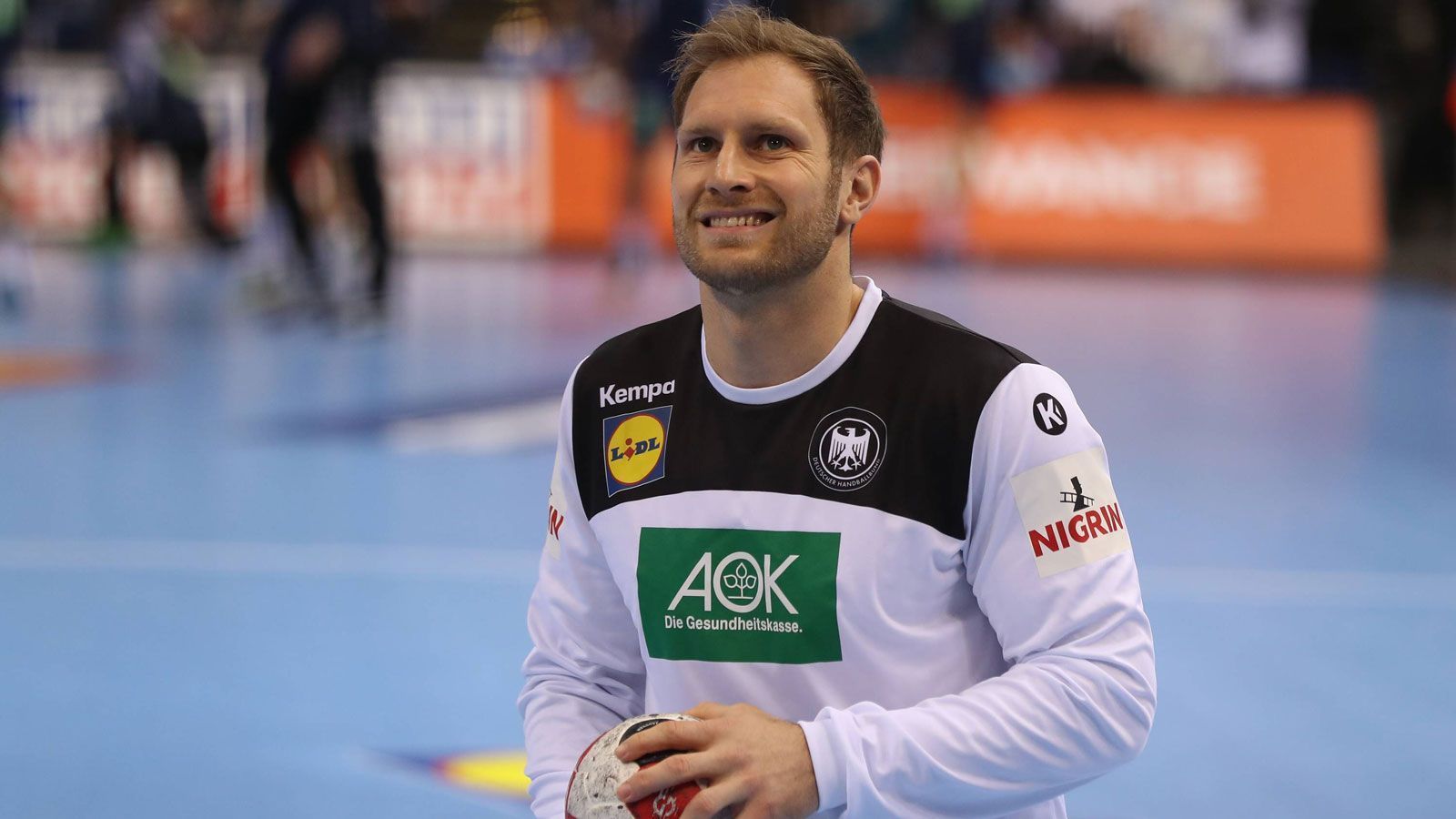 
                <strong>Steffen Weinhold </strong><br>
                Ist mit einer Adduktorenverletzung angeschlagen und bleibt lange auf der Bank. Soll in den letzten Minuten Akzente setzen, aber ohne Erfolg. Ohne Note. 
              