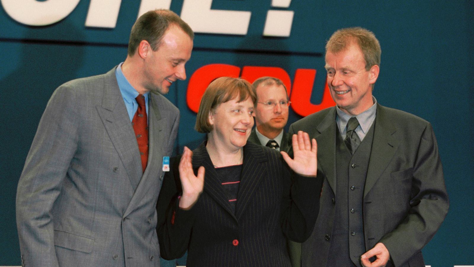 
                <strong>Angela Merkel wird neue CDU-Vorsitzende</strong><br>
                Im April 2000 wird Angela Merkel zur neuen Vorsitzenden in der CDU gewählt. Sie ist damit die erste Frau in dieser Position. Es ist der Beginn ihres Aufstieg, der sie 2005 ins Kanzleramt bringt.
              