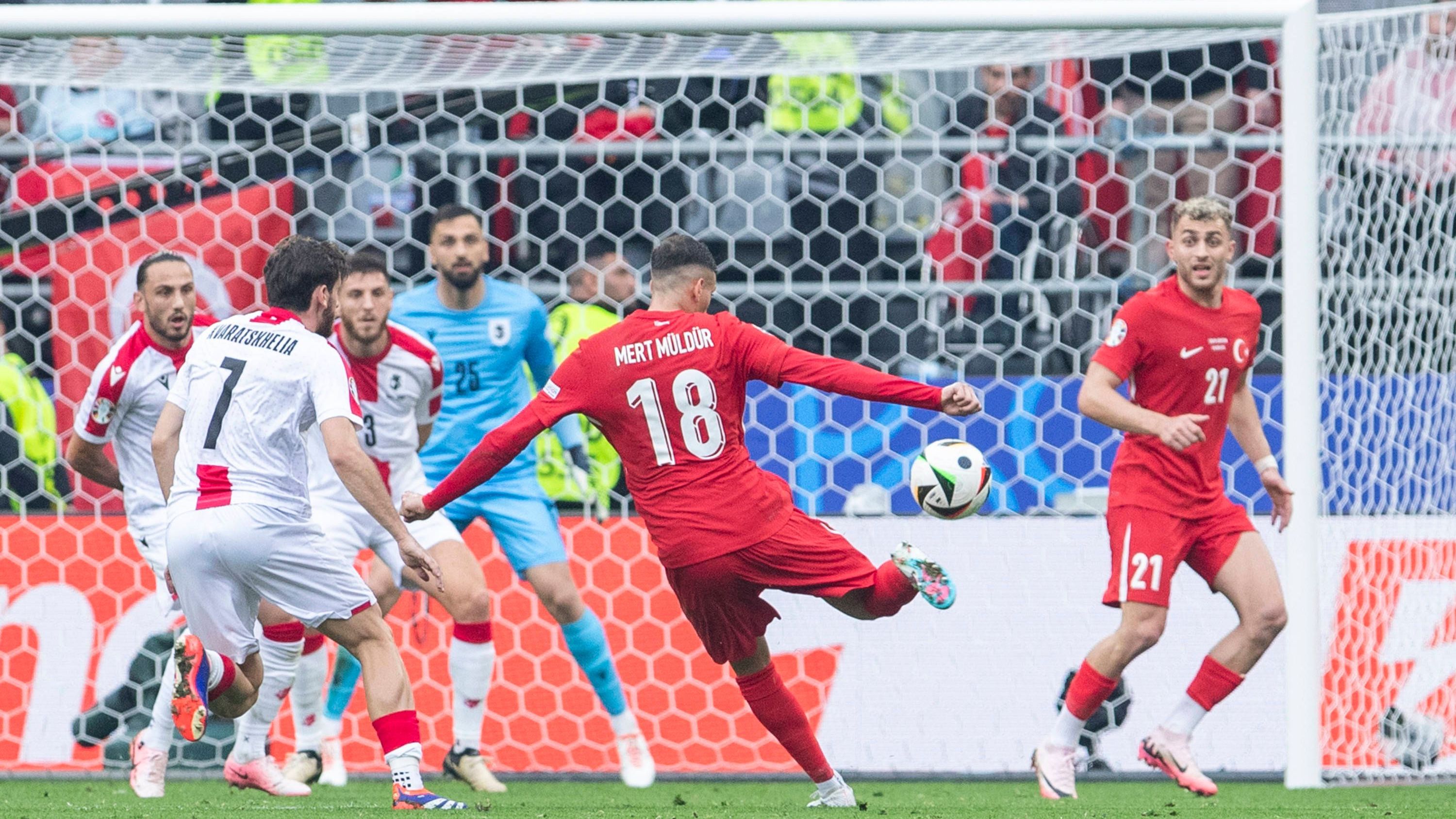 <strong>Traumtor zum 1:0</strong><br>In der 25. Minute bringt Mert Müldür mit seinem Volley-Hammer in den rechten Winkel dann das Dortmunder Stadion zum Kochen. Die Türkei führt - und das verdient.