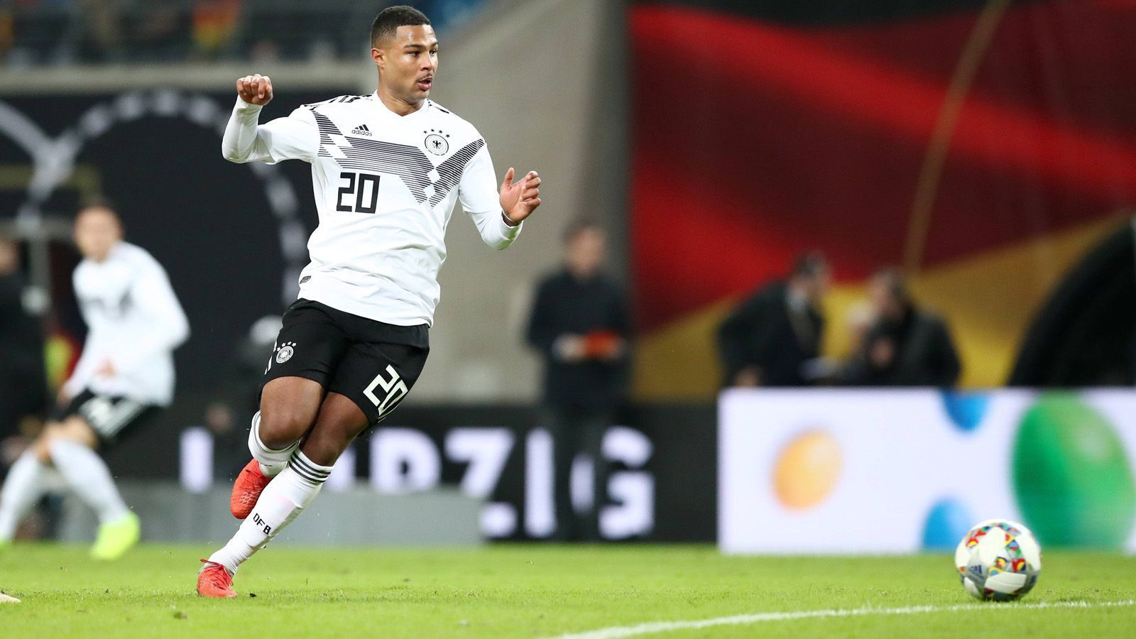 
                <strong>Serge Gnabry</strong><br>
                &#x2022; Position: Mittelfeld/Angriff -<br>&#x2022; Alter: 25 Jahre -<br>&#x2022; Verein: FC Bayern München<br>
              