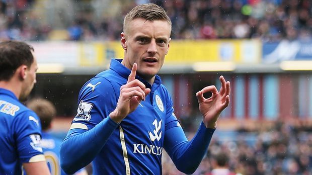
                <strong>Rekordbrecher Jamie Vardy</strong><br>
                3. Jamie Vardy traf elf-Liga-Spiele in Folge. Der 29-jährige Engländer wechselte 2012 vom Amateur-Klub Fleetwood Town zu Leicester City für eine Ablöse von rund 1,2 Millionen Euro. Zum Vergleich: Hazard kostete 2012 40 Millionen Euro und kam aus Lille. Vardy schoss seit dem letzten Hazard-Treffer 20 Liga-Tore in der Premier League. Dabei sogar elf Spiele lang am Stück mindestens ein Tor - Rekord! Um es noch deutlicher zu machen: Am 03. Mai 2015 stand Leicester City auf dem 16. Tabellenplatz - Chelsea war Tabellenführer. Aktuell ist Leicester Erster und Chelsea Achter.
              