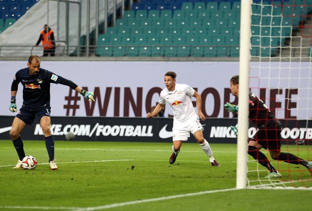 
                <strong>Fabio Coltorti</strong><br>
                Dank eines kuriosen Treffers von Torhüter Fabio Coltorti meldet sich RB Leipzig im Aufstiegsrennen zurück. Der Schlussmann erzielt beim 2:1 (0:0) gegen den Konkurrenten Darmstadt 98 in der dritten Minute der Nachspielzeit aus kurzer Distanz den Siegtreffer.
              