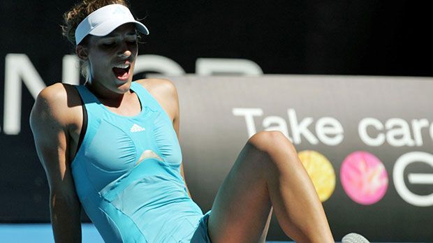 
                <strong>Der erste Schock</strong><br>
                Die erste schwere Verletzung einer noch jungen Karriere ereilt Petkovic im Jahr 2008. Beim Erstrundenmatch der US-Open zieht sich "Petko" einen Kreuzbandriss zu und fällt acht Monate lang aus.
              