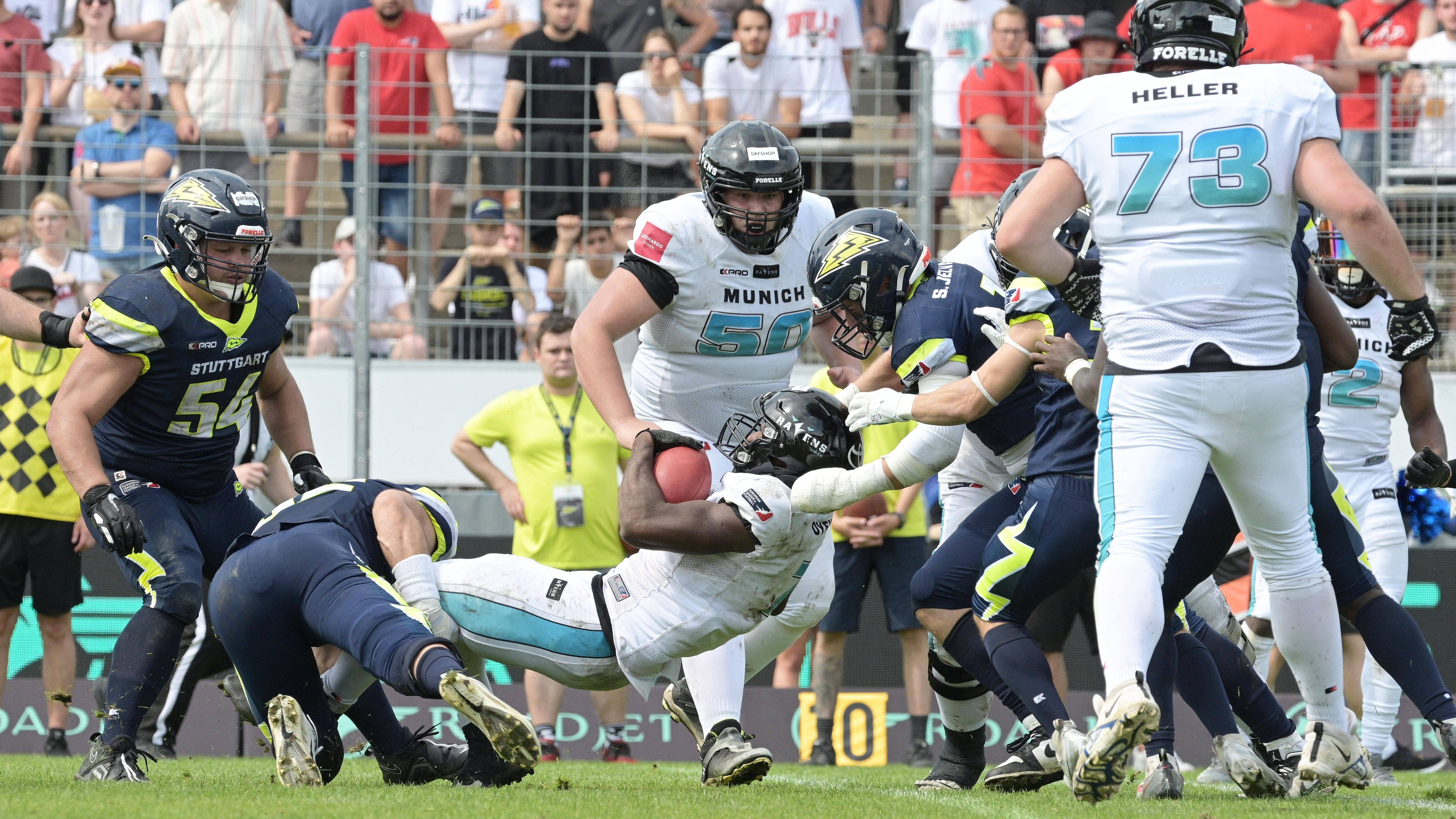 <strong>Munich Ravens at Stuttgart Surge (PreZero Arena, Sinsheim, 26. Mai)</strong><br>Wer es gar nicht erwarten kann, wer nicht die Geduld mitbringt, bis zum Playoffstart Ende August zu warten, der kann schon am ersten Spieltag eine Preview auf ein mögliches K.o.-Spiel bekommen <a href="https://www.ran.de/sports/american-football/european-league-of-football/livestreams/european-league-of-football-live-munich-ravens-at-stuttgart-surge-auf-prosieben-maxx-joyn-rande-und-in-der-ran-app-84422">(26. Mai Live auf ProSieben MAXX, Joyn, ran.de und in der ran-App)</a>. Die Surge haben den Großteil ihres Final-Kaders zusammengehalten (u.a. Quarterback Reilly Hennessey, Wide Receiver Louis Geyer und Darrell Stewart); die Ravens haben ihren Kader verstärkt wie vielleicht kein zweites Team.