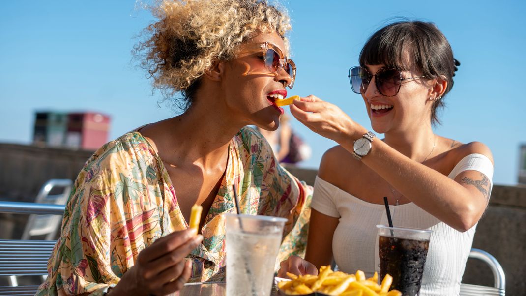 Ob im Freibad oder auf dem Open-Air: Pommes gehören einfach zum Sommer. Aber wie ungesund sind sie wirklich? Und gibt es kalorienarme Alternativen?