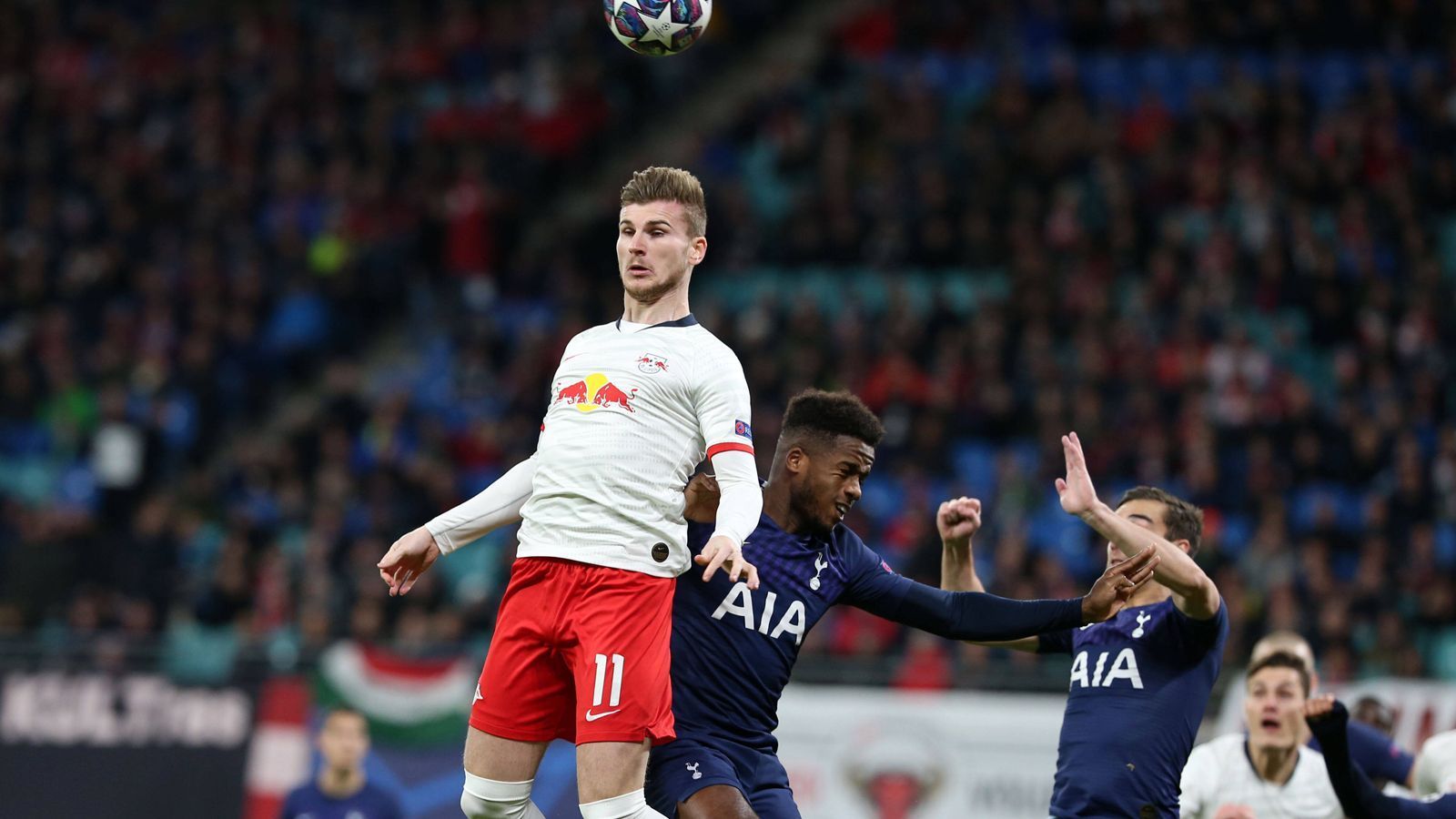 
                <strong>Timo Werner</strong><br>
                Überfordert mit seiner Schnelligkeit die Abwehr der Spurs, ist in der ersten Halbzeit aber häufig einen Tick zu spät dran oder macht zu wenig aus seiner guten Position. Bereitet in der 10. Minute das 1:0 jedoch bärenstark vor, als der Ball nach seinem geblockten Schuss im Strafraum zu ihm zurückkommt und er Sabitzer im Zentrum perfekt bedient. Hätte seine Umtriebigkeit um ein Haar mit einem Tor belohnt. Sein Treffer in der 19. Minute aus kurzer Distanz nach einer Angelino-Flanke wird wegen Abseits jedoch nicht anerkannt. Nach der Pause mit weniger Zielstrebigkeit und weitgehend glücklos. ran-Note: 3
              