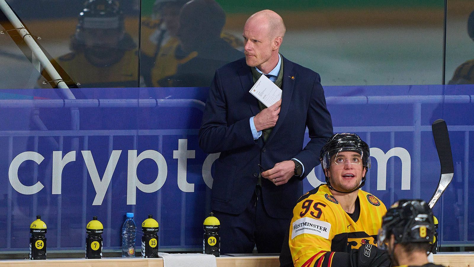 
                <strong>Toni Söderholm (Bundestrainer)</strong><br>
                Nach seinem Karriereende beim EHC Red Bull München rückte er unter Don Jackson in den Trainerstab auf und übernahm nach nur einer Saison das Traineramt beim Zweitligisten SC Riesersee, bevor er im Dezember 2018 zum neuen Bundestrainer ernannt wurde. 
              