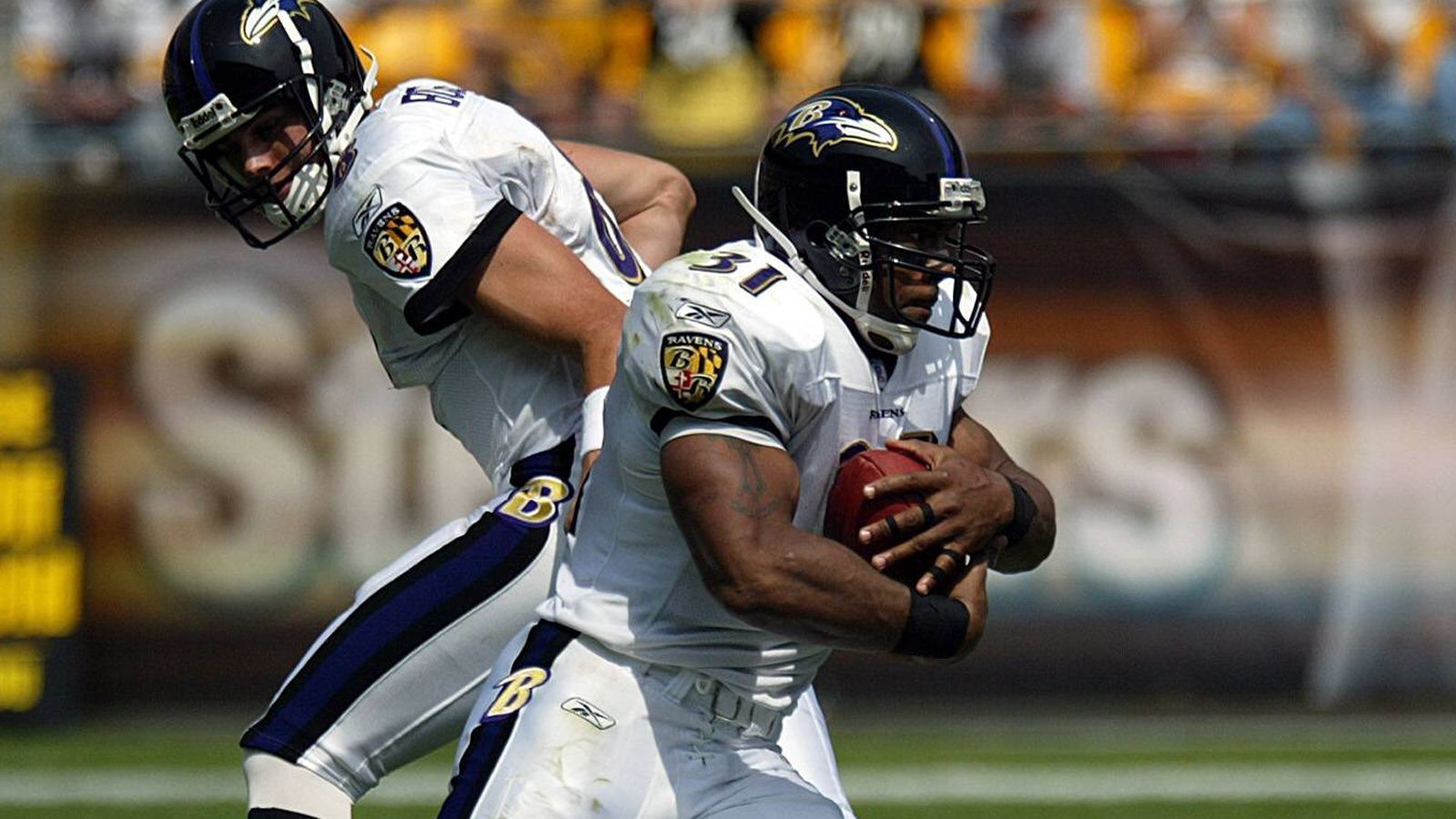 
                <strong>3. Jamal Lewis</strong><br>
                Yards: 2.066Team: Baltimore RavensSaison: 2003
              