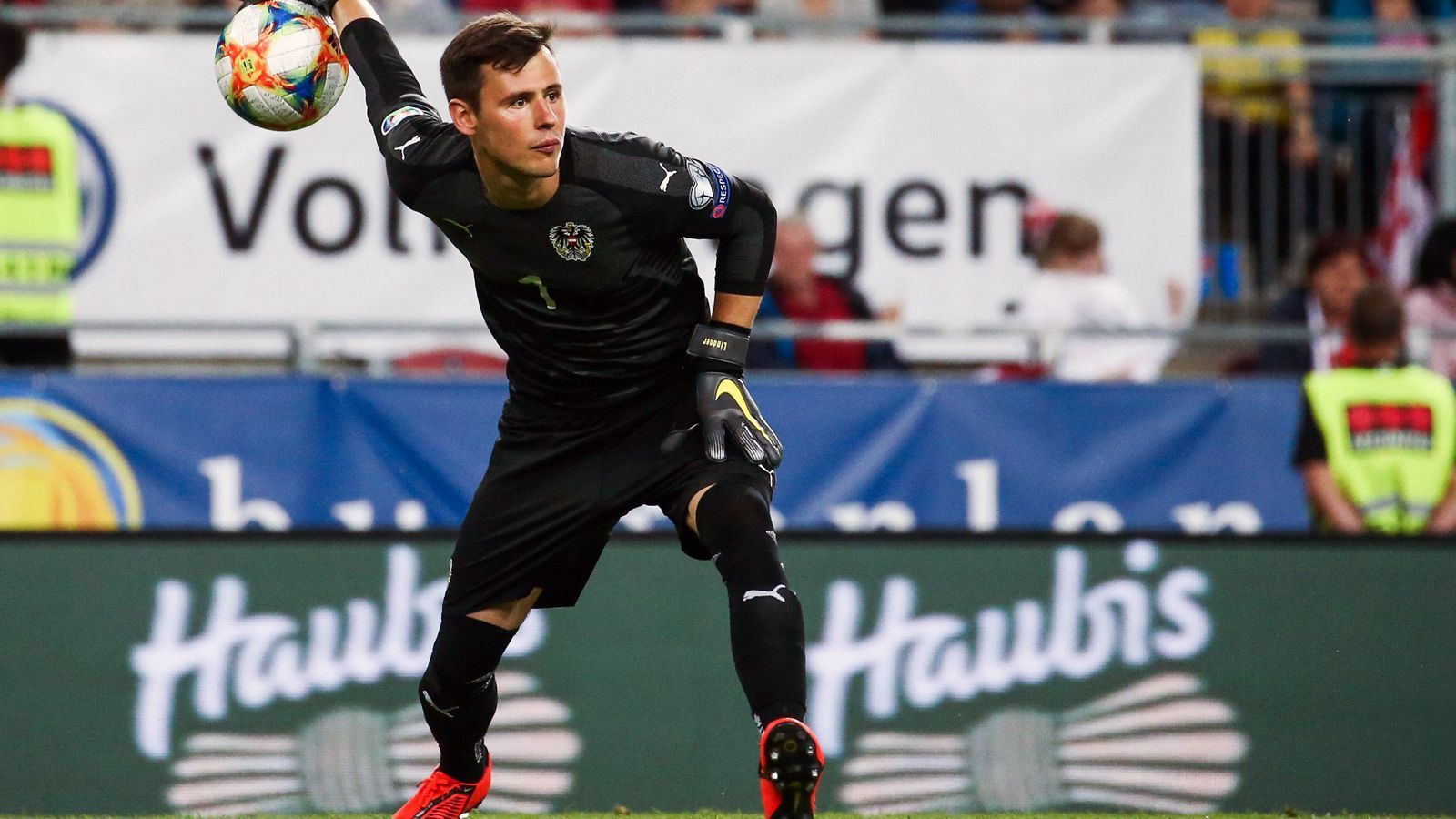 
                <strong>Heinz Lindner (SV Wehen Wiesbaden)</strong><br>
                Für Torhüter Heinz Lindner heißt das Motto für die nächsten Wochen bzw. Monate wohl: "Rankämpfen!" Zum einen muss sich der Neuzugang mit seinem neuen Klub Wehen Wiesbaden in der 2. Bundesliga an die Nicht-Abstiegsplätze herankämpfen und zum anderen der 29-Jährige persönlich für seinen EM-Traum fighten. Bis nach dem Ende der Vorsaison ist Lindner sogar die Nummer 1 im ÖFB-Team, doch durch seine monatelange Vereinslosigkeit nach dem Abstieg mit dem Grasshopper Club Zürich fällt er zuletzt ganz aus dem Kader und ist somit nicht mehr Teil der österreichischen Aufholjagd in der EM-Quali. So stehen für den früheren Frankfurter letztlich nur vier Einsätze auf dem Weg zur EM-Endrunde 2020 zu Buche. Zuletzt ist der gebürtige Linzer erneut nicht im ÖFB-Aufgebot, weil er sich in Wiesbaden verletzt.
              