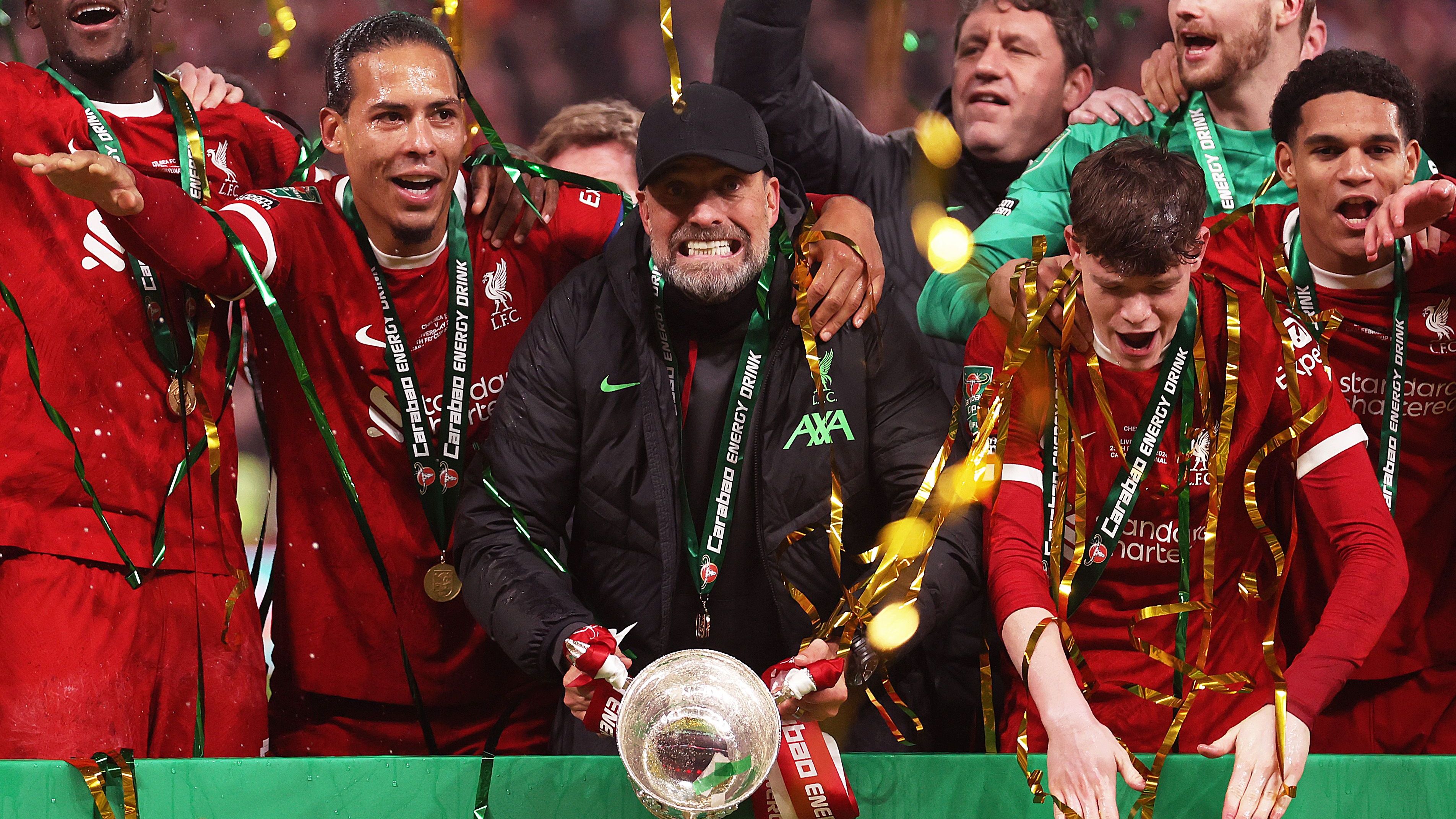 <strong>25. Februar 2024: Klopps speziellster Titel</strong><br>Der erste ist der laut Klopp "speziellste Titel seiner Karriere". Im League-Cup-Finale gegen Chelsea muss er verletzungsbedingt auf elf Profis verzichten. Die Teenager-Mannschaft zaubert und besiegt die Blues im Finale dank eines Kopfballs von Kapitän Van Dijk.&nbsp;