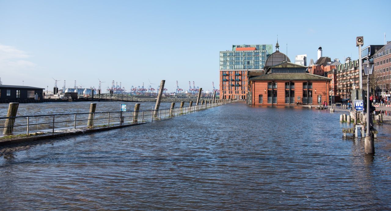 Der Hamburger Fischmarkt unter Wasser: Ende Februar hieß es dort für Besucher waten statt Fisch kaufen.