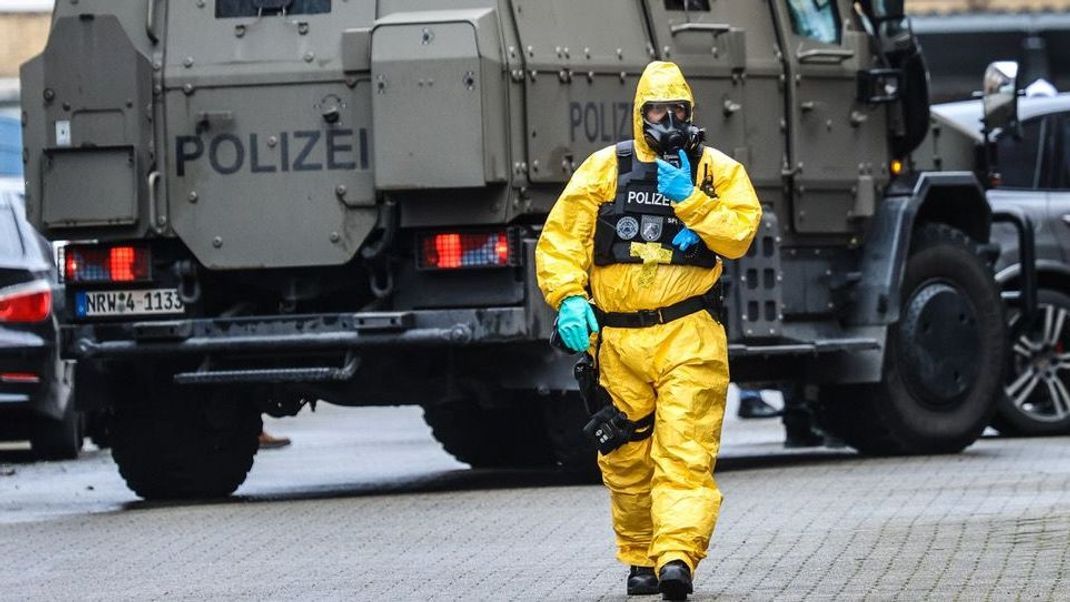 Mit einem Großaufgebot ist ein Spezialeinsatzkommando samt Polizei-Panzer gegen eine mutmaßliche Drogenbande in Hattingen vorgegangen.