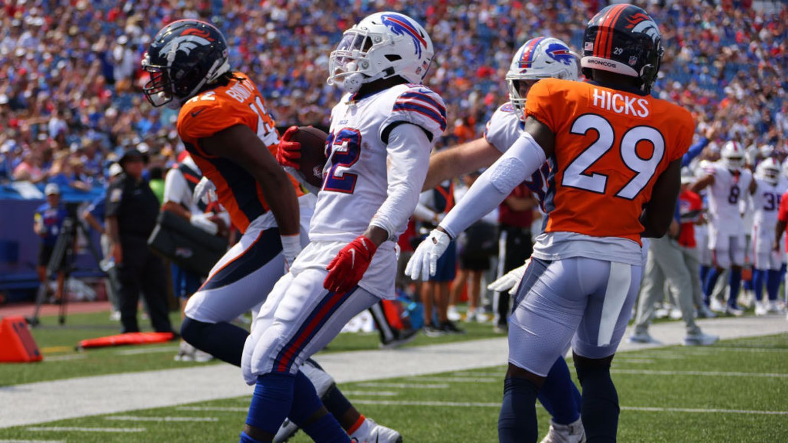 
                <strong>Verlierer: Defense der Denver Broncos</strong><br>
                Jeder weiß, dass die Ergebnisse in einem Preseason-Spiel nicht entscheidend sind. Lässt eine Verteidigung allerdings 42 Punkte zu, ist das zumindest besorgniserregend. Genau dies passierte den Denver Broncos. Den Buffalo Bills gelangen in den ersten sechs Angriffszügen stets ein Touchdowns. Über das gesamte Spiel kamen 32 First Downs und 510 Yards zusammen. Head Coach Nathaniel Hackett sagte danach in Richtung Defense: "Offensichtlich hat niemand einen guten Job gemacht."
              