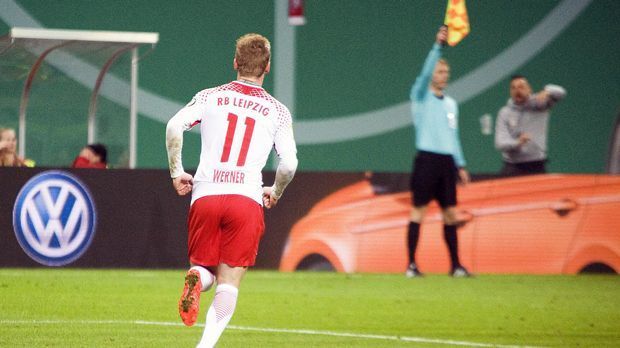 
                <strong>Die meisten Abseitsstellungen</strong><br>
                Zu früh gestartet oder gar zu früh gefreut! Dies gilt insbesondere für die Spieler von RB Leipzig. Bislang standen die Akteure der Sachsen 76 Mal im Abseits. Doch in dieser Kategorie könnte auch noch ein enges Rennen entstehen. Frankfurt (74 Abseitsstellungen) und Dortmund (70 Abseitsstellungen) sind nur knapp hinter Leipzig. Holt schon einmal eure Wettscheine raus! 
              