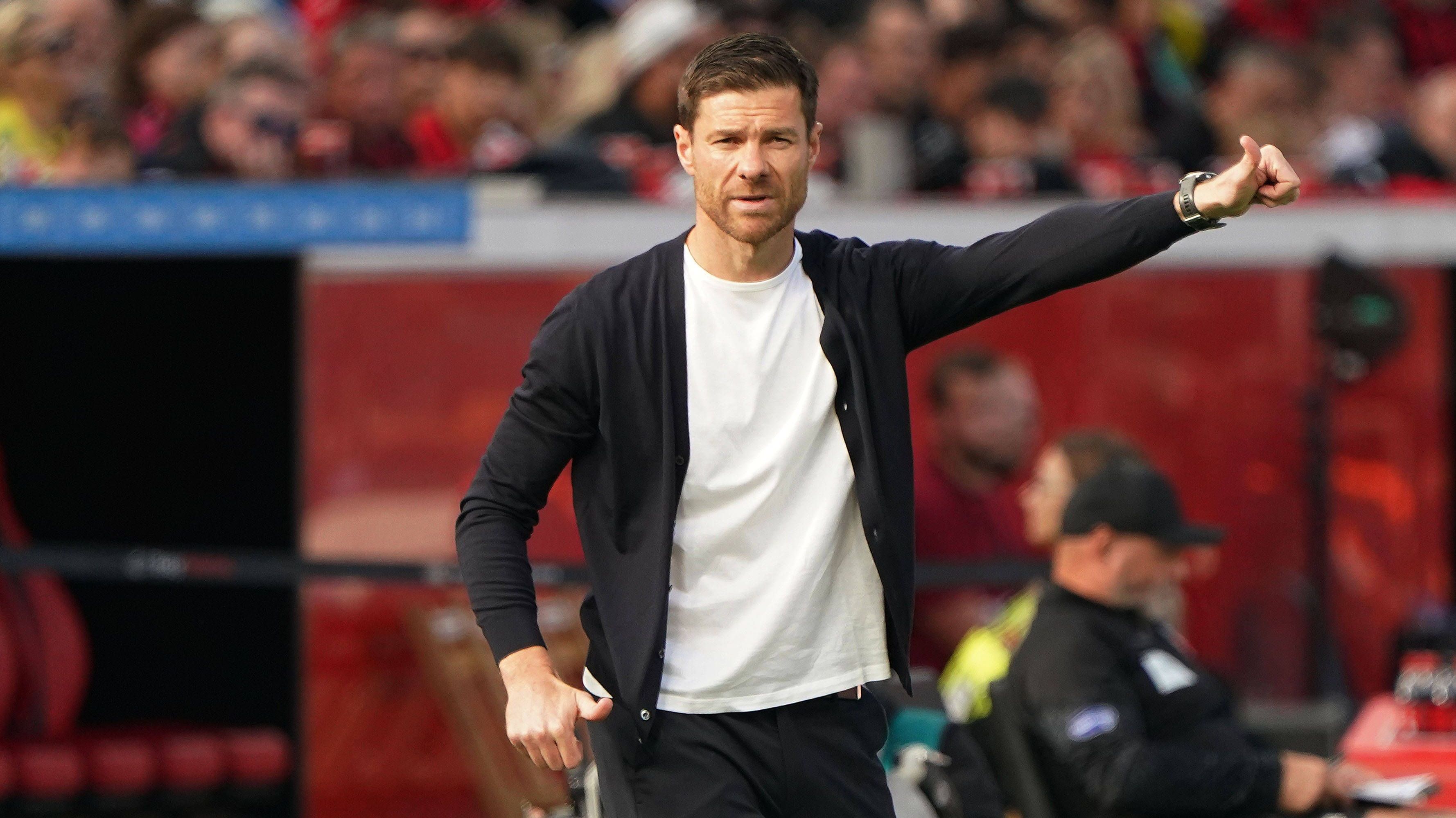 <strong>Xabi Alonso (Bayer Leverkusen)</strong><br>Xabi Alonso übernahm im Oktober 2022 den Trainer-Posten der Werkself, die zu dieser Zeit den vorletzten Tabellenplatz belegte. Knapp ein Jahr später sitzt Bayer Leverkusen auf Rang zwei und spielt den vielleicht attraktivsten Fußball der Bundesliga.  Kein Wunder, dass sein ehemaliges Team ein Auge auf ihn geworfen hat...