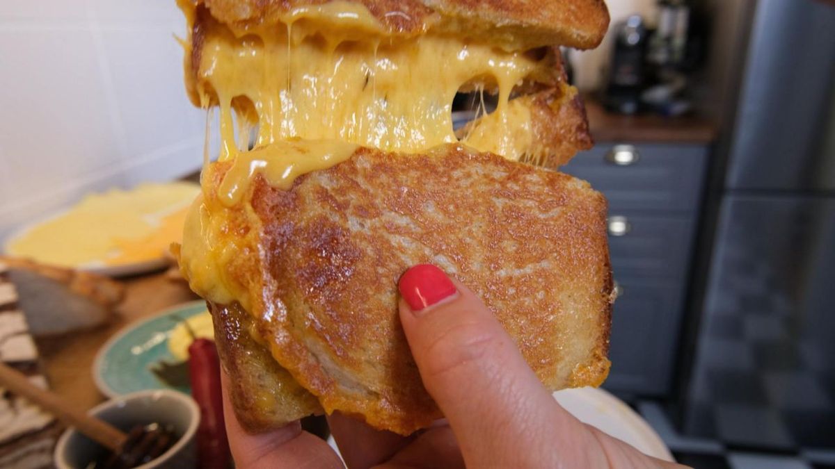 70749975 Web Grilled Cheese 00 00 03 18