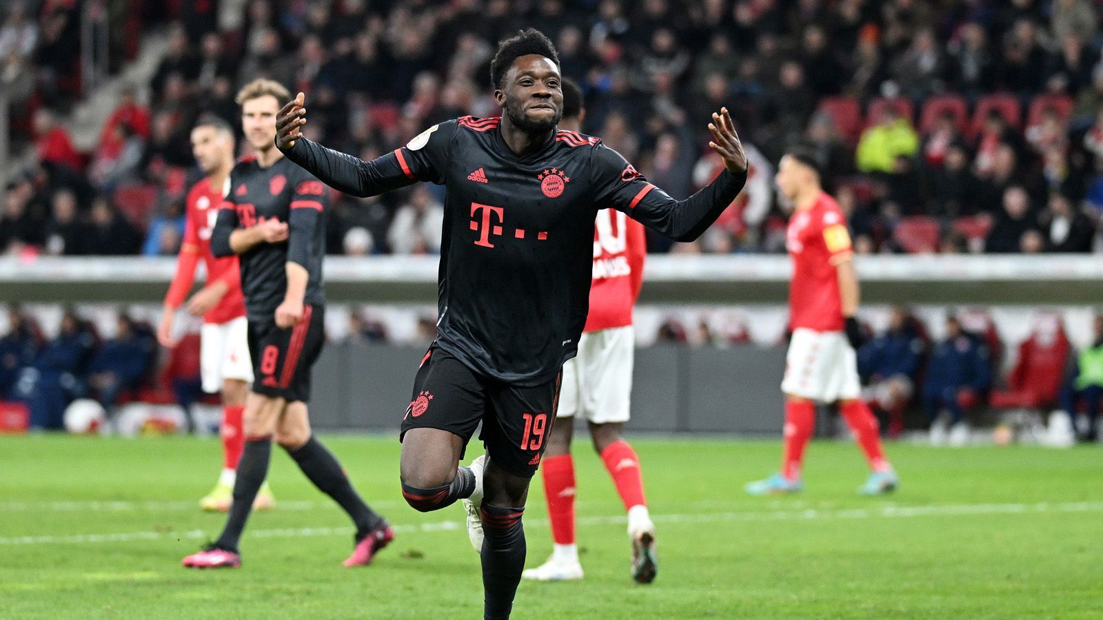 
                <strong>Abwehr von Bayern München</strong><br>
                Nagelsmann ließ zuletzt mit Dreierkette spielen. Wohl als Einstimmung aufs Achtelfinale gegen Paris. Mit drei Innenverteidigern und zwei schnellen Außenbahn-Spielern (Alphonso Davies, Joao Cancelo) stehen gegen den Ball fünf Defensive der Pariser Offensivgewalt gegenüber. Während bei Bayern die Außen mit nach hinten arbeiten, ist die PSG-Viererkette häufig auf sich allein gestellt. Fazit: Vorteil Bayern
              