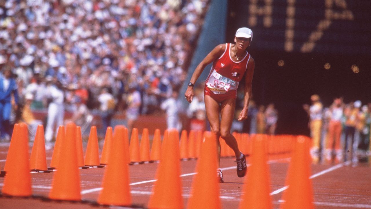 1984: Auch bei den Frauen gab es einen Marathon-Skandal - im ersten Jahr, in dem die Disziplin für Damen olympisch war. In Los Angeles torkelt die Schweizerin Gabriela Andersen-Schiess völlig dehydriert ins Stadion, die Beine verkrampft. Keiner der Verantwortlichen oder des medizinischen Personals nahm sie aus dem Rennen, das Publikum jubelte ihr zu. Sie schaffte es völlig entkräftet ins Ziel und wurde 37.