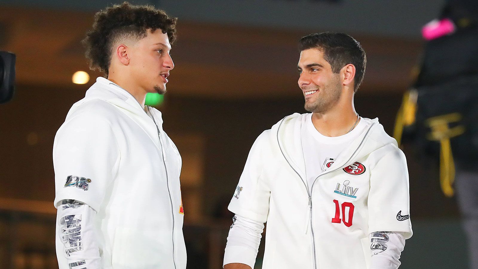 
                <strong>Quarterbacks im Head-to-Head-Vergleich</strong><br>
                Mit Patrick Mahomes (l.) hat KC den MVP der vergangenen Saison in den Reihen - und der enorm wurfgewaltige wie mobile Playmaker ist auf dem besten Weg, erneut für seine individuelle Leistung ausgezeichnet zu werden. Der 24-Jährige steht wie kein Zweiter für die neue QB-Generation, hat im Grunde keine Schwächen. Von den Statistiken der Regular Season kann Jimmy Garoppolo von den 49ers durchaus mithalten, bei Touchdown-Pässen und Completion Rate hatte der einstige Backup von Tom Brady sogar die Nase vorn - auch weil Mahomes zwei Spiele verletzt verpasste. Einzig mit seinen 13 Interceptions fällt er im Vergleich mit Mahomes (fünf) deutlich ab. In den Playoffs bewies der Chiefs-Star seine Leader-Qualitäten, führte sein Team zu zwei sensationellen Comeback-Siegen - und das mit acht Touchdown-Pässen ohne Interception. Mahomes hat hier letztlich klar die Nase vorn und stellt auf 2:0 für die Chiefs.
              