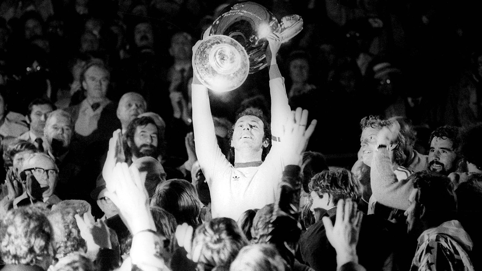 <strong>Titelsammler mit dem FC Bayern</strong><br>Mit den Münchnern gewann Beckenbauer zahlreiche Titel, alleine dreimal den Europapokal der Landesmeister und fünfmal die deutsche Meisterschaft. Hier reckt er den Henkelpott im Jahr 1976 in die Höhe.