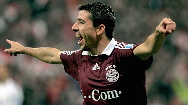 
                <strong>Schnellstes Tor in der Champions League: Roy Makaay</strong><br>
                Schnellstes Tor in der Champions League - Roy Makaay: Bayerns ehemaliger Stürmer hatte es am 7. März 2007 im Heimspiel gegen Real Madrid besonders eilig. Der Niederländer brachte den deutschen Rekordmeister schon nach 10,12 Sekunden in Führung. Besonders kurios: Eigentlich hatten die Spanier Anstoß, verloren den Ball aber umgehend. Makaays Tor leitete den 2:1-Sieg des FCB gegen Real ein, der die Gastgeber trotz einer 2:3-Hinspielniederlage in Madrid doch noch ins Viertelfinale brachte.
              