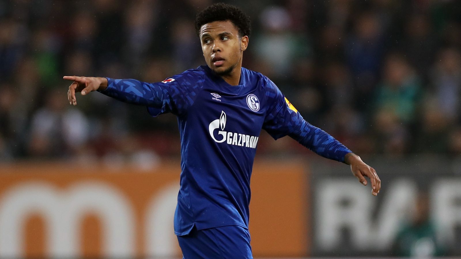 
                <strong>Weston McKennie (FC Schalke 04)</strong><br>
                Bei Dortmunds Revier-Rivalen Schalke tummelt sich ebenfalls seit längerer Zeit ein US-Talent: Weston McKennie. Der 21 Jahre alte Texaner kam 2016 aus dem Nachwuchs von MLS-Klub FC Dallas zu den Knappen und gehört seit 2017 fest zum Profi-Kader des Bundesligisten. Als flexibel einsetzbarer Akteur hilft der Nationalspieler derzeit sogar in der S04-Innenverteidigung aus, obwohl McKennie gelernter Mittelfeldspieler ist. Bis auf vier Bundesligaspiele, in denen er wegen Verletzungen fehlte, kam der junge US-Amerikaner in der laufenden Spielzeit in jeder Schalker Bundesliga-Begegnung zum Einsatz, sieben Mal über die gesamte Spielzeit.
              