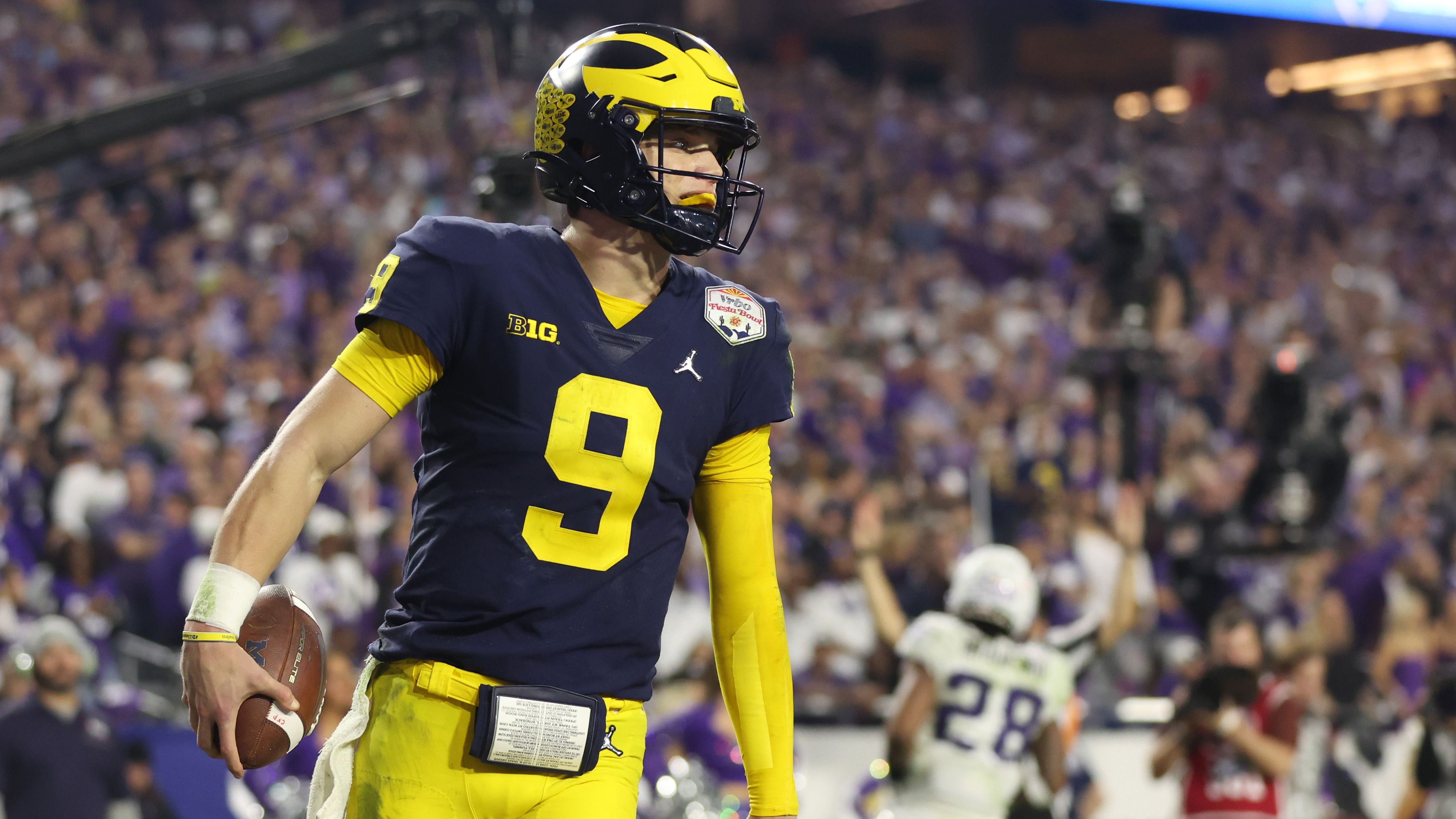 <strong>2. Michigan Wolverines: J.J. McCarthy</strong><br>McCarthy konnte im letzten Jahr den Starting Job gegen den jetzigen Iowa-Quarterback Cade McNamara klarmachen, und spielte eine solide Saison, die mit der Niederlage im College Football Playoff Halbfinale endete. Die Stärken Michigans liegen in der Defense und im Laufspiel, doch um die National Championship zu gewinnen, wird es auch darauf ankommen, wie McCarthy sich in dieser Saison weiterentwickelt.&nbsp;