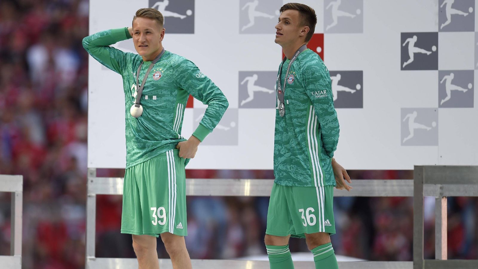 
                <strong>FC Bayern München</strong><br>
                Die ersten beiden Torhüter-Positionen sind bei den Bayern mit Manuel Neuer und Neuzugang Alexander Nübel hochwertig besetzt. Das große Fragezeichen stellt sich um die Nummer 3 im Torhüter-Ranking des Rekordmeisters - und so richtig will diesen Status keiner der beiden Kandidaten haben. Zum einen hofft Christian Früchtl (re.) darauf, dass die von ihm angestrebte Leihe zu einem höherklassigen Klub als den Münchner Drittliga-Amateuren klappt. Der 20-Jährige ließ durch seinen Berater ausrichten, dass er auf die Neuer-Nachfolge ab 2023 spekuliere und daher nun höherklassig Spielpraxis benötige. In der zurückliegenden Drittliga-Saison bestritt Früchtl 27 Spiele für die zweite Bayern-Mannschaft. Die anderen elf Begegnungen bestritt Ron-Thorben Hoffmann (li.). "Der Status quo ist nur bedingt zufriedenstellend", sagte der 21-jährige Hoffmann dem "Kicker" und deutete so ebenfalls seinen Wechselwunsch an. Sein Vertrag läuft noch bis 2021, zuletzt hat sich laut "Sport1" Zweitligist Erzgebirge Aue nach Hoffmann erkundigt.
              