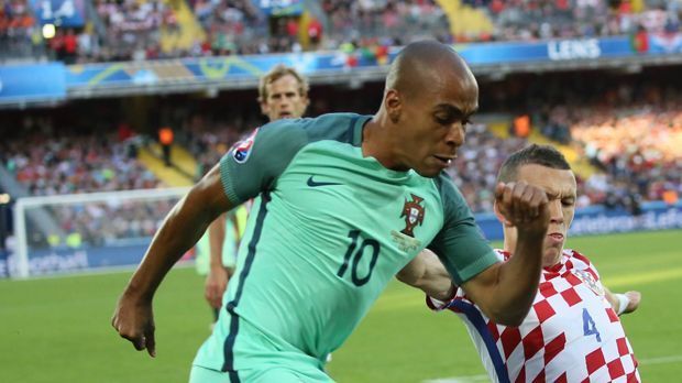 
                <strong>Joao Mario</strong><br>
                Joao Mario: Der dritte Mittelfeldspieler von Sporting. Der Offensiv-Geist zeigte gleich zu Beginn mit einem harten Foul an Milan Badelj, dass eine Menge harte Arbeit auf die Kroaten wartet. Danach mit feinen Aktionen und Pässen – war der wichtigste Verbindungsspieler zwischen Defensive und Offensive, bis er müde wurde. Machte in der 88. Minute Platz für Ricardo Quaresma. ran-Note: 2-
              