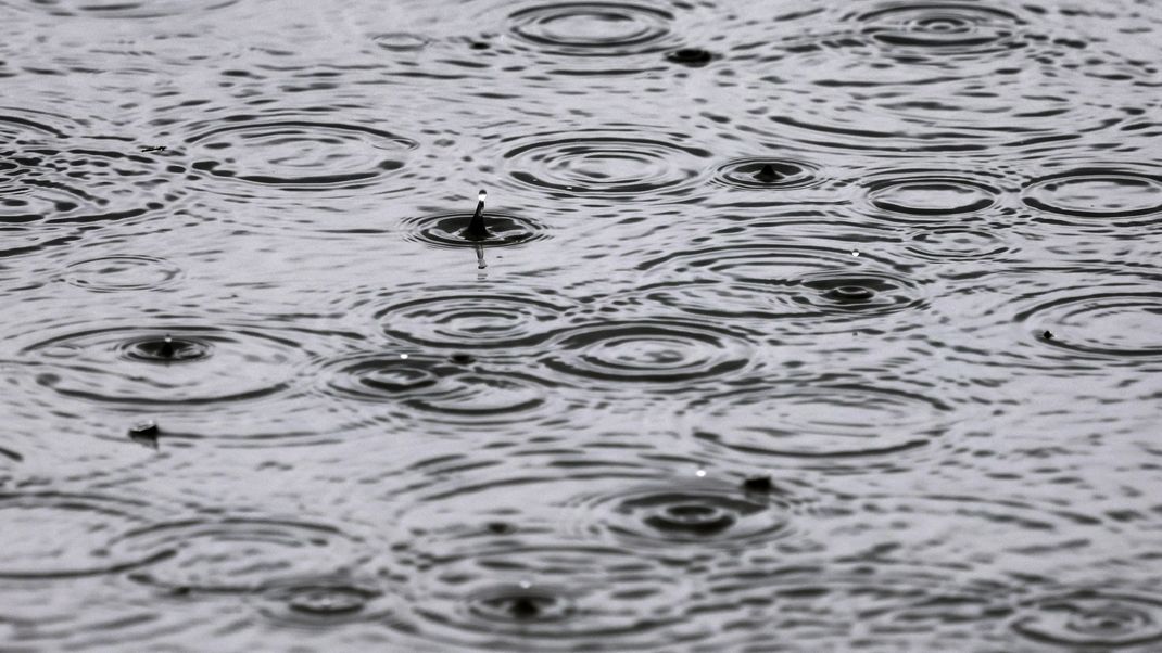 Regen prasselt auf die Wasseroberfläche des Hopfensees.