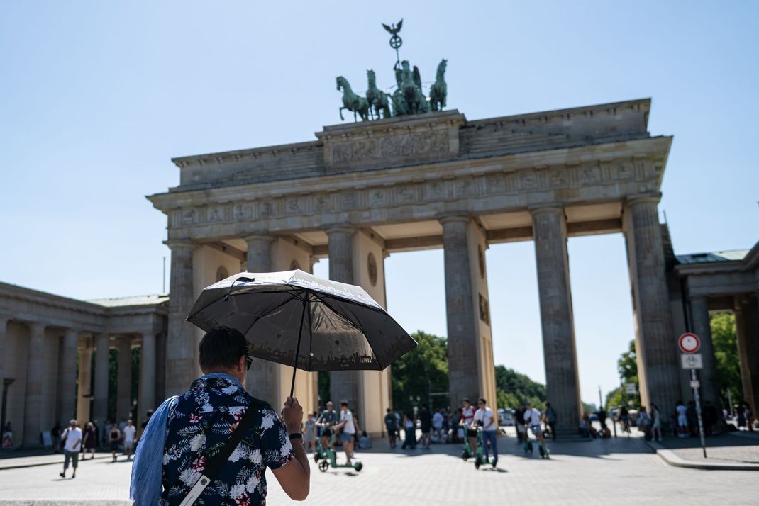 In Großstädten wie Berlin kann es sich besonders aufheizen. (Symbolbild)