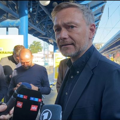 Bundesfinanzminister Lindner bei der Ankunft am Bahnhof in Kiew