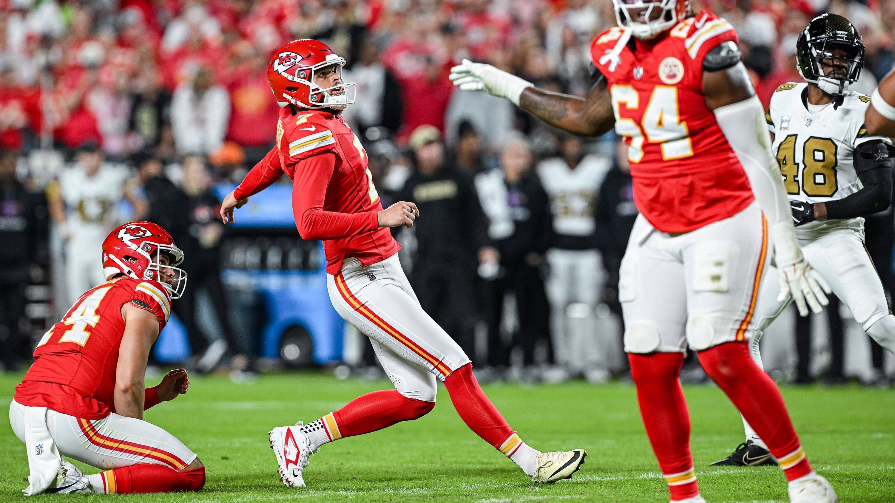 <strong>Kansas City Chiefs</strong><br>Erneuter Wechsel auf der Kicker-Position des Super Bowl-Champions, der vier der vergangenen fünf Spiele durch ein Field Goal oder weniger gewann. Trotz der überzeugenden Leistungen von Matthew Wright und Spencer Shrader folgt nun die Rolle rückwärts. Denn Starter Harrison Butker (M.) befindet sich nach Meniskus-OP nicht mehr auf der IR-Liste und soll gegen die Cleveland Browns am Sonntag starten. Im Gegenzug wurde Wright entlassen.