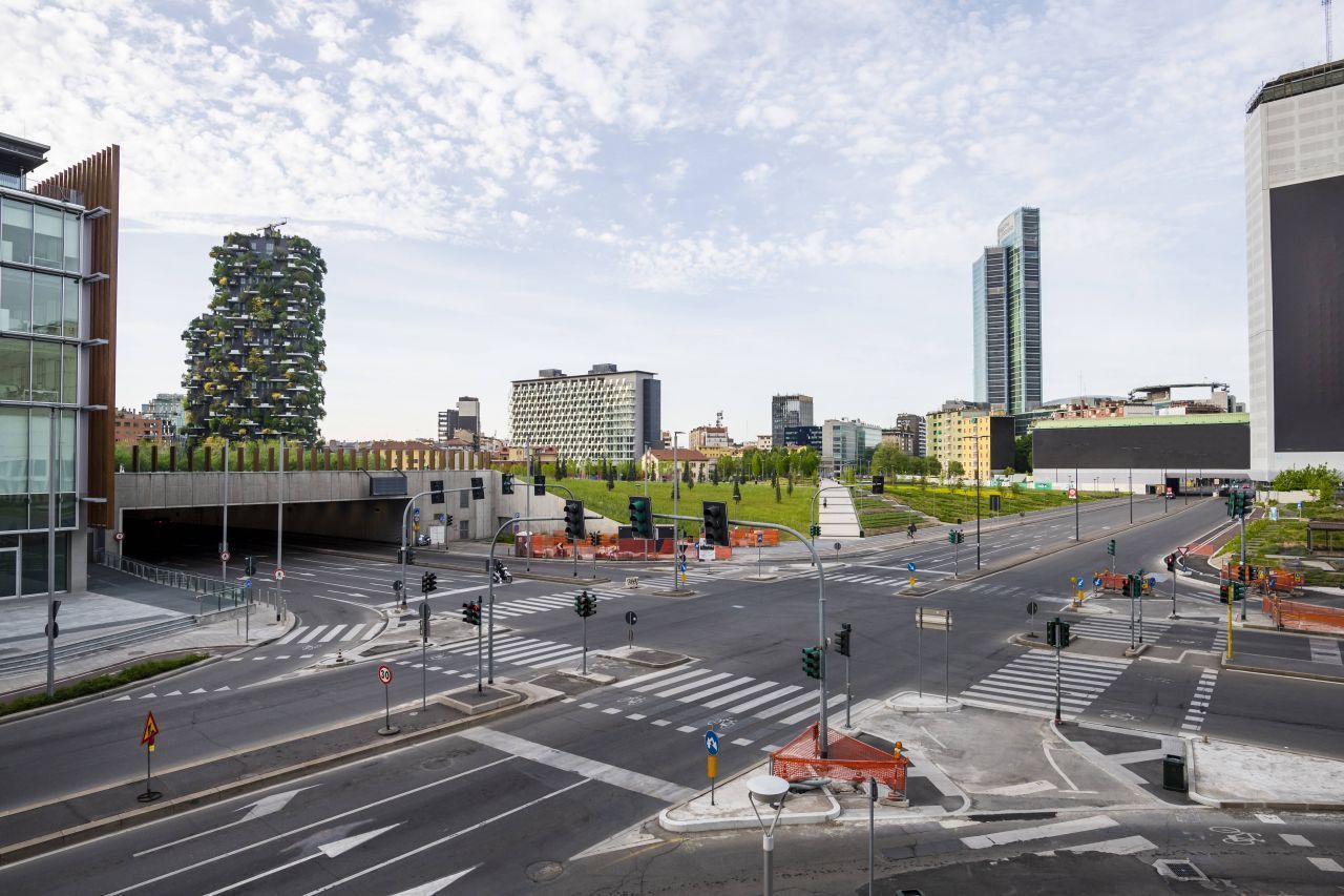 Weniger als 5 Meter vor einer Kreuzung ist das Parken ausdrücklich verboten. Kommt es dadurch zu einer Behinderung des Verkehrs, drohen bis zu 15 Euro Bußgeld.