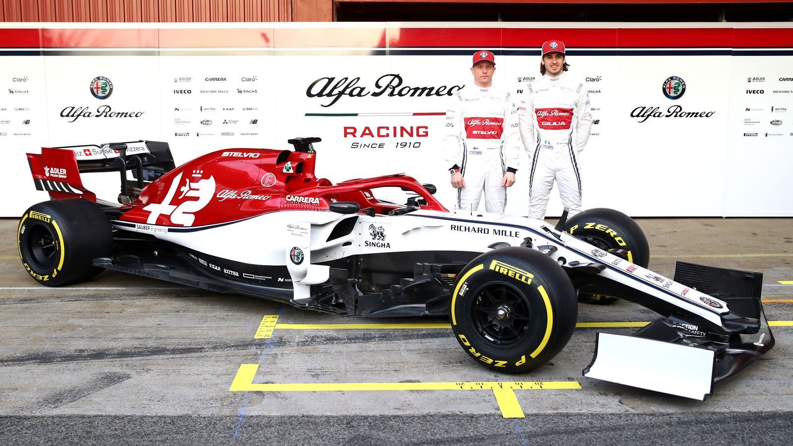 
                <strong>Formel-1-Autos 2019: Alfa Romeo Racing</strong><br>
                Das frühere Formel-1-Team Sauber heißt jetzt Alfa Romeo Racing. Als letztes Team hat Alfa Romeo Racing nun sein neues Design präsentiert. Neuverpflichtung Kimi Räikkönen und sein Team haben das fertige Design des neuen Boliden bei den Tests in Barcelona vor.
              