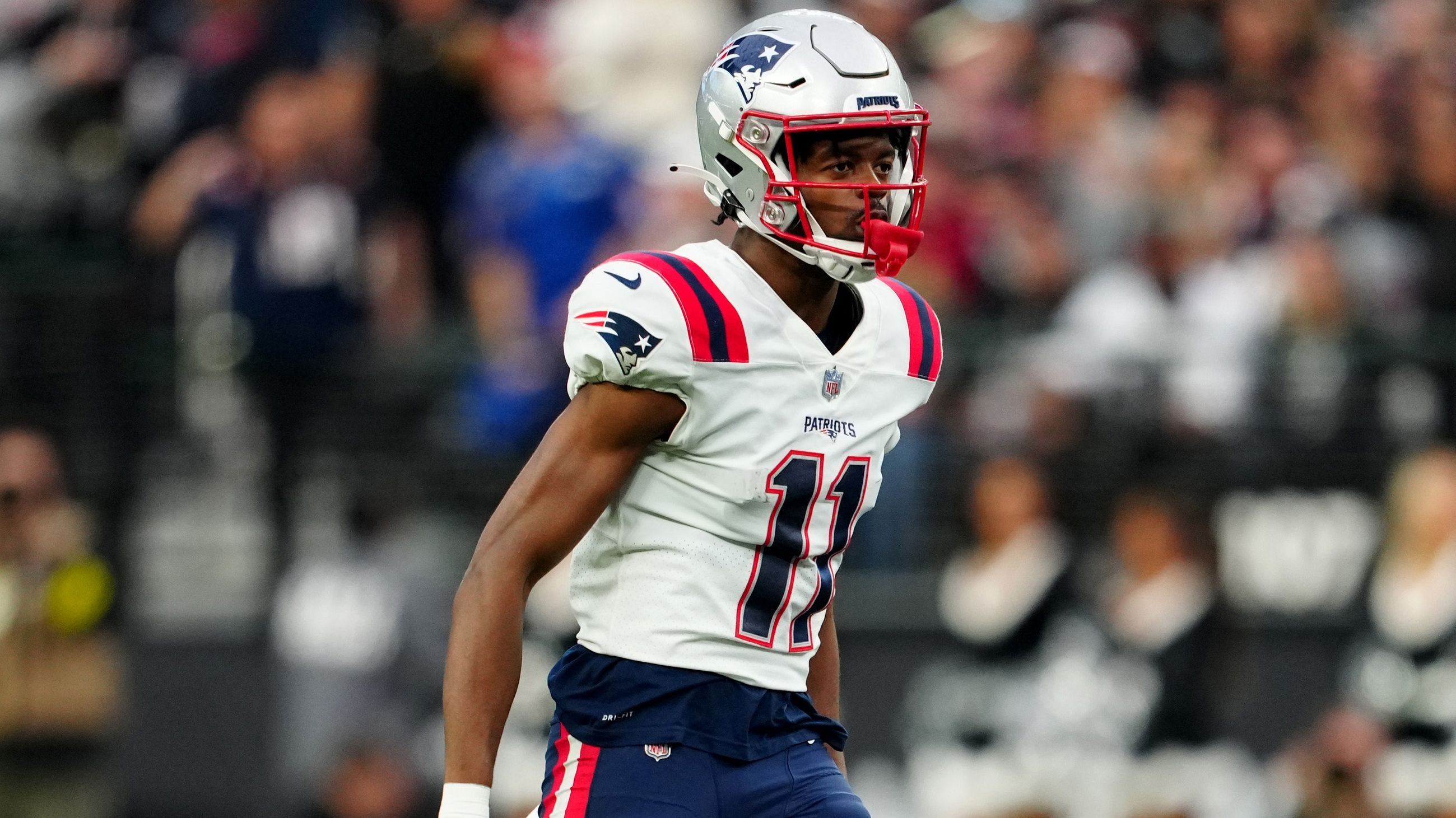 
                <strong>AFC East: New England Patriots - Wide Receiver Tyquan Thornton</strong><br>
                Die Suche der New England Patriots nach einer dauerhaften Nummer eins im Receiving Corps zieht sich nun schon einige Jahre. Zahlreiche Passempfänger konnten sich nicht durchsetzen, darunter auch der 2019er Erstrundenpick N'Keal Harry. Im Vorjahr starteten die "Pats" mit Zweitrundenpick Tyquan Thornton einen weiteren Versuch. Mit 22 Receptions für 247 Receiving Yards und drei Touchdowns in zehn Spielen in seiner Rookie-Saison blieb der Speedster jedoch ziemlich blass, der beim Combine im vergangenen Jahr mit einer Zeit von 4,28 Sekunden beim 40 Yard Dash für Aufsehen gesorgt hatte. Nach einer Saison zum Vergessen für Quarterback Mac Jones und Co. wird es eine der Aufgaben des neuen Offensive Coordinators Bill O'Brien sein, die Receiver um Neuzugang JuJu Smith-Schuster besser in Szene zu setzen und auch Thornton besser ins Scheme zu integrieren, der gerade bei tiefen Bällen seine Qualitäten zum Tragen bringen kann. Mit einem Rushing und einem Receiving Touchdown gegen die Cleveland Browns in Woche sechs und 60 Receiving Yards plus Score in Woche 16 gegen die Dolphins deutete der 22-Jährige sein Potenzial immerhin schon an.
              