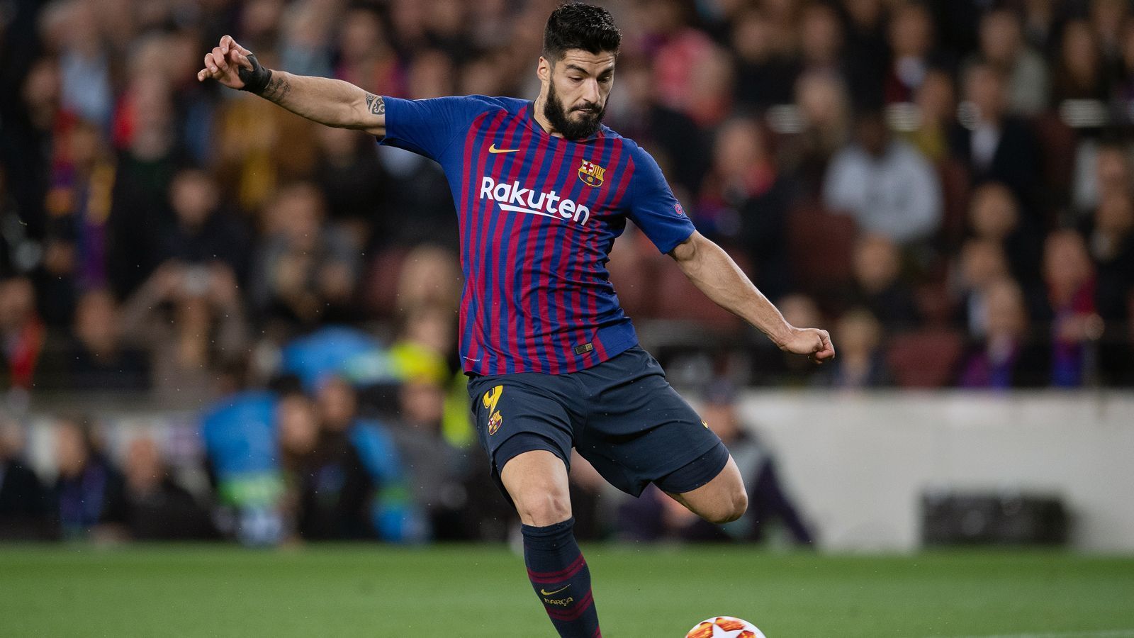 
                <strong>FC Barcelona (La Liga/Spanien)</strong><br>
                Ältester Spieler im Kader: Luis Suarez (32 Jahre)Position: Mittelstürmer
              