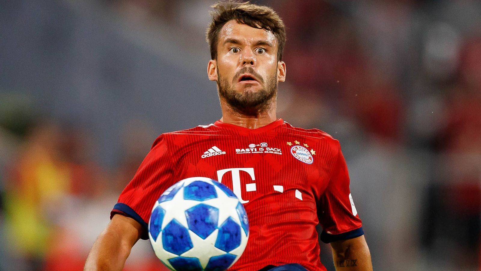 
                <strong>Juan Bernat (Zugang Paris St. Germain)</strong><br>
                Juan Bernat kommt vom FC Bayern in die französische Hauptstadt. Für den Spanier, der bei PSG einen Vertrag bis 2021 erhalten soll, bekommen die Bayern angeblich 15 Millionen Euro Ablöse. Der 25-Jährige war 2014 vom FC Valencia nach München gewechselt, konnte sich dort aber nie gegen David Alaba durchsetzen. Für die Bayern bestritt Bernat 76 Bundesligaspiele, gewann viermal die Deutsche Meisterschaft und wurde einmal Pokalsieger.
              