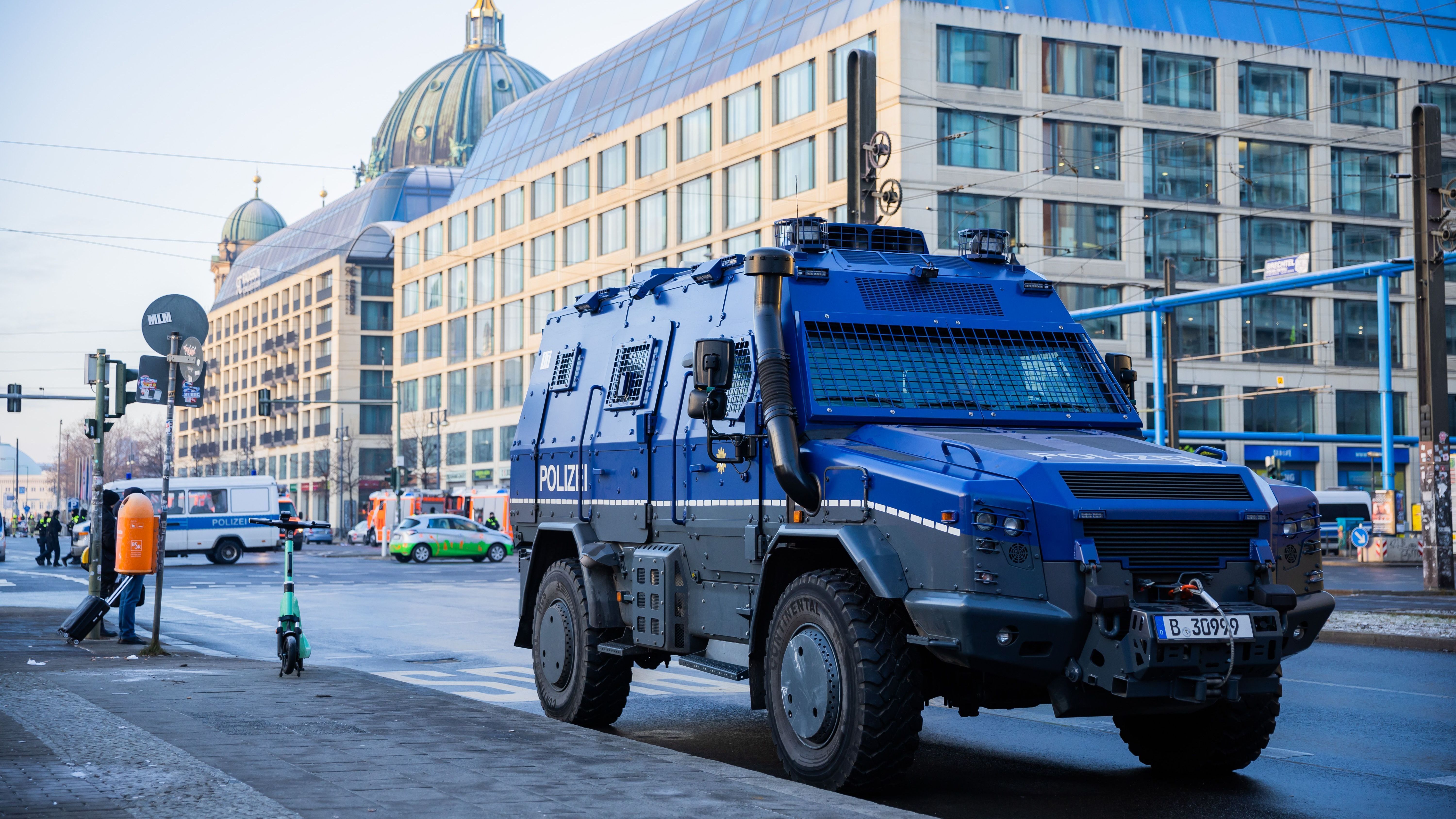 Ein gepanzertes Polizeifahrzeug steht auf der Karl-Liebknecht-Straße.