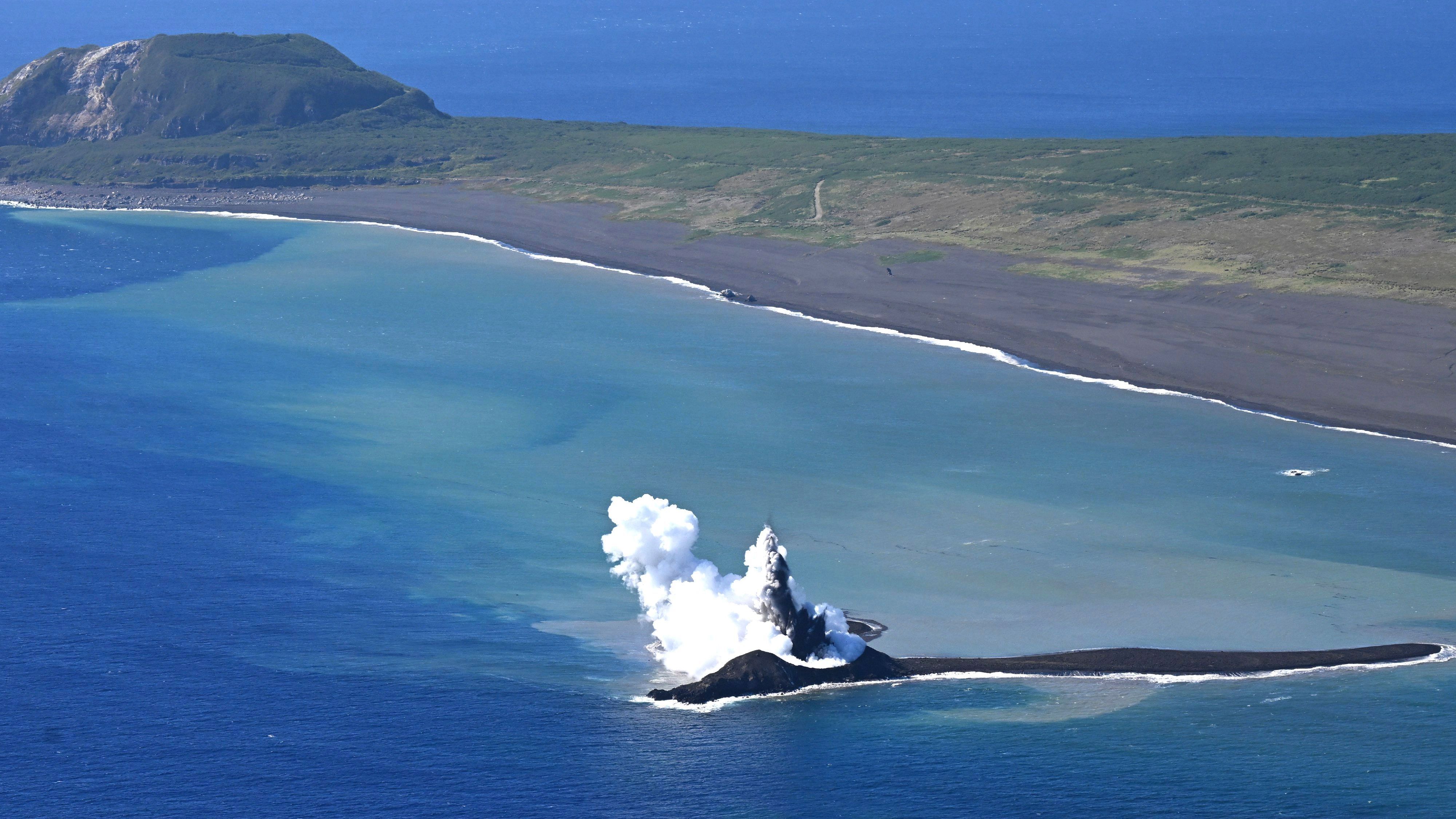 Bei der japanischen Insel Iwojima wurde während eines Ausbruchs erst 2023 eine kleine, neue Vulkaninsel geboren. Noch hat sie keinen offiziellen eigenen Namen, sondern wird zu Iwojima gezählt.