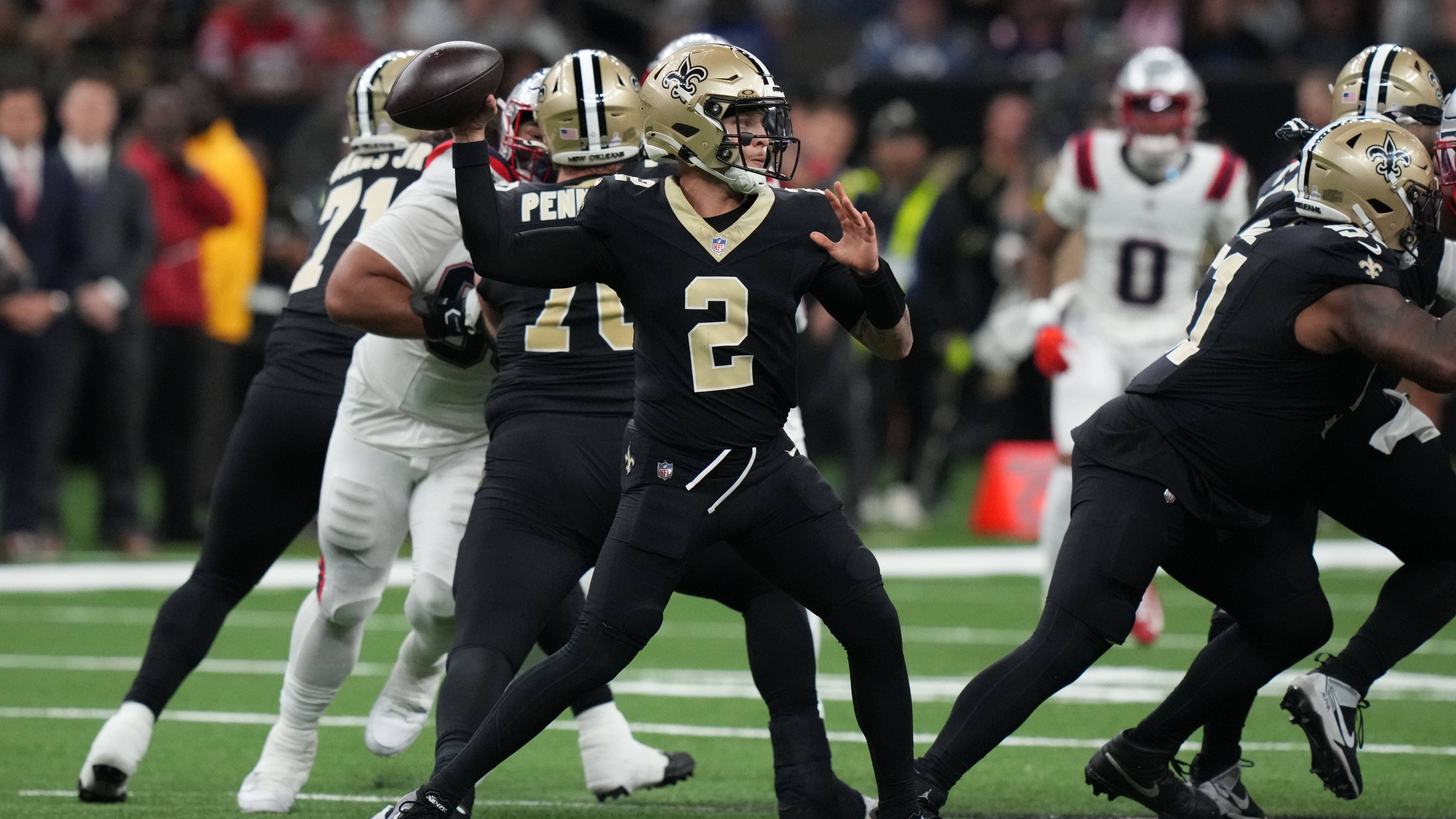 <strong>Platz 25: Spencer Rattler (New Orleans Saints)</strong><br>Wie man den Ball besser beschützt, zeigt Spencer Rattler. Der Saints-Quarterback blieb gegen die New England Patriots zum dritten Mal in Folge und zum fünften Mal in sechs Saisonspielen ohne Pick. Leider warf er auch erst sechs Touchdowns. Der 25-Jährige spielt mit Herz und Härte, aber seine Fähigkeiten bleiben limitiert.
