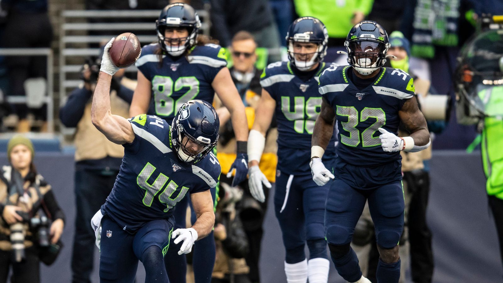 
                <strong>NFC: Seattle Seahawks (11-4)</strong><br>
                Die Seattle Seahawks sichern sich den Division-Titel der NFC West bei …&#x2022; einem Sieg gegen die San Francisco 49ers<br>Die Seattle Seahawks sichern sich eine Bye Week in der Wild Card Round bei…&#x2022; einem Sieg gegen die 49ers und einer Niederlage der Packers bei den Lions<br>Die Seattle Seahawks sichern sich den Heimvorteil bis zum Super Bowl bei …&#x2022; einem Sieg gegen die 49ers, einer Niederlage der Packers bei den Lions und einer Niederlage der Saints bei den Panthers<br>
              