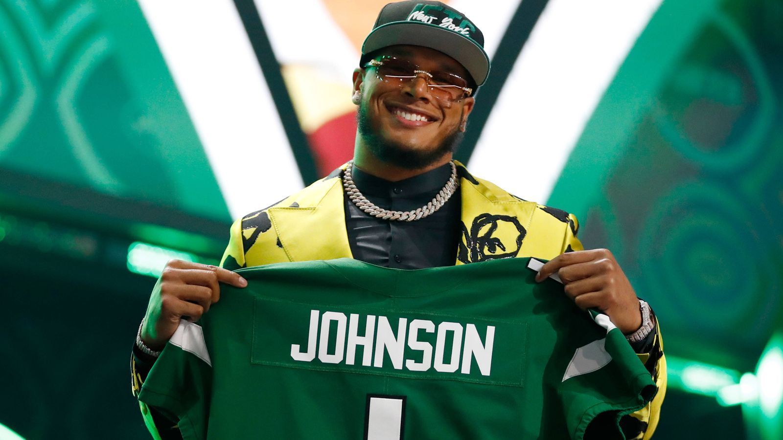 
                <strong>26. Pick: Jermaine Johnson (Defensive End, New York Jets)</strong><br>
                &#x2022; <strong>Vertrag unterschrieben: Ja</strong><br>&#x2022; <strong>Signing Bonus</strong>: 6.698.126 US-Dollar <br>&#x2022; <strong>Gesamtgehalt</strong>: 13.087.423 US-Dollar<br>
              